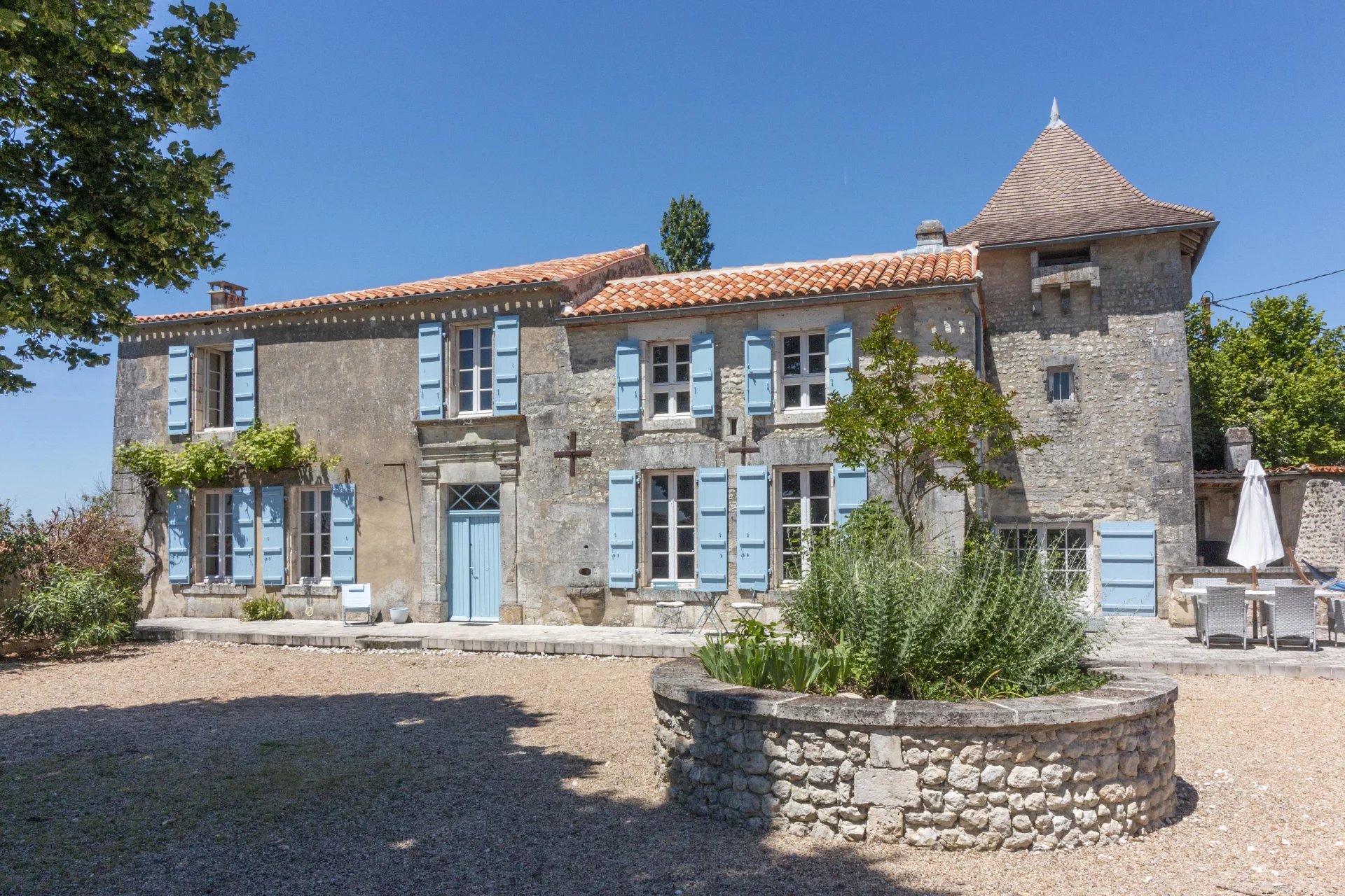 Magnifique logis avec piscine, maison d'hôtes et superbe vue sur les vignobles.