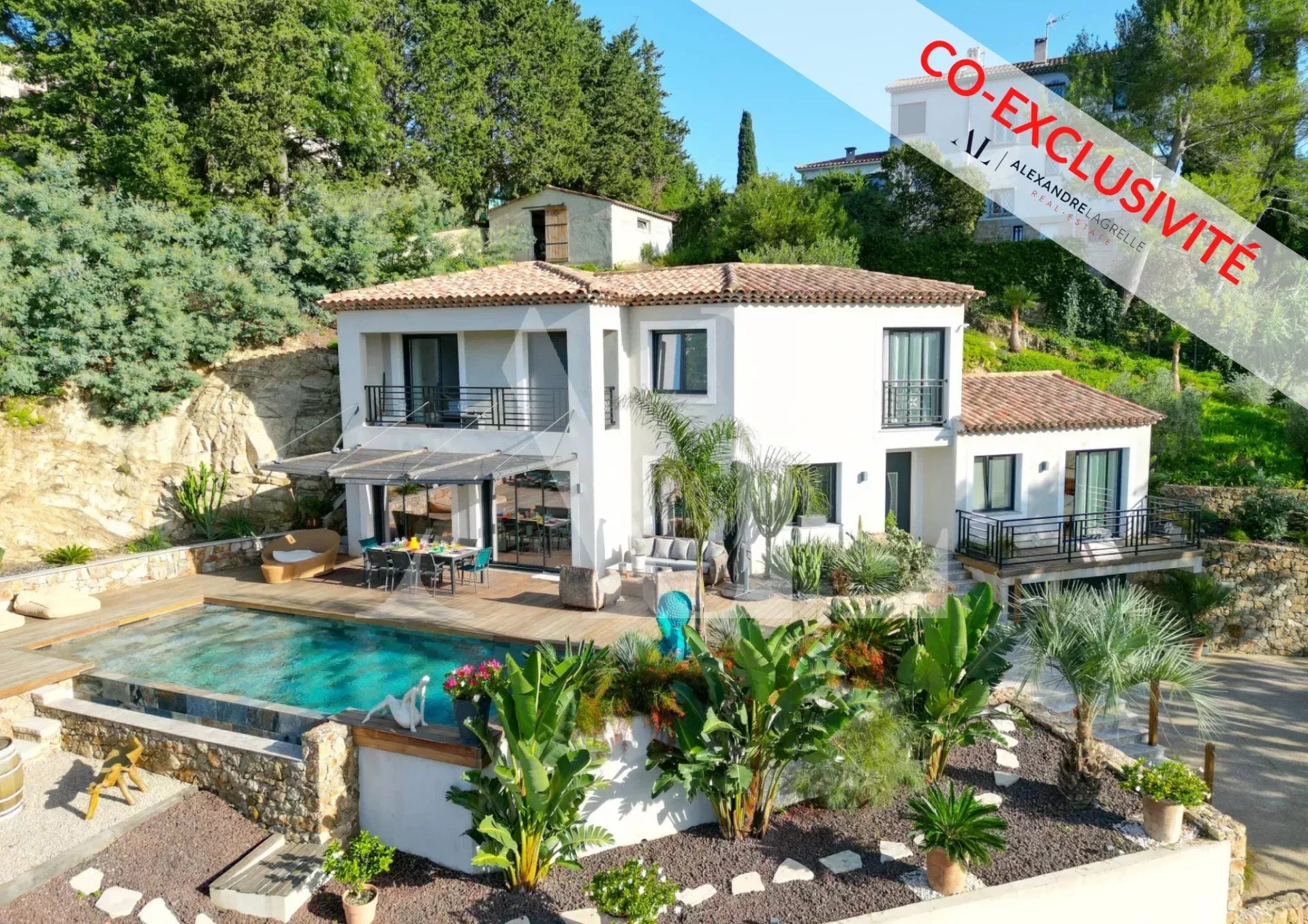 Super Cannes – Élégante propriété avec villa principale et maison d’invités indépendante, au cœur d’un environnement privilégié.