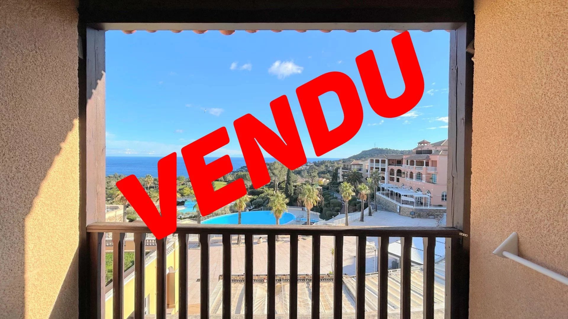 AGAY CAP ESTEREL 2 PIECES DERNIER ETAGE VUE MER PANORAMIQUE. PARKING PRIVE
