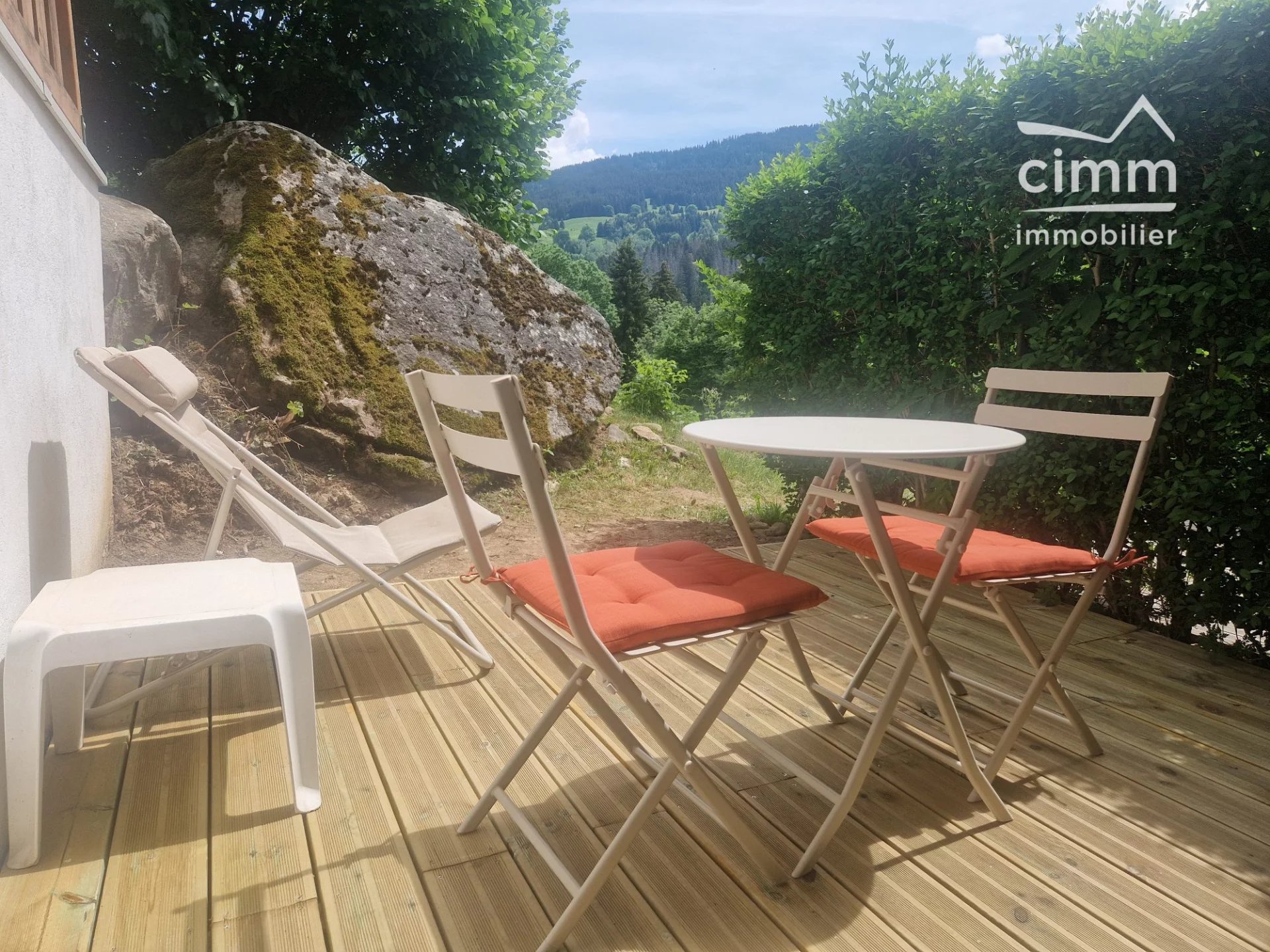 A LOUER STUDIO MEUBLE AVEC TERRASSE DEMI-QUARTIER