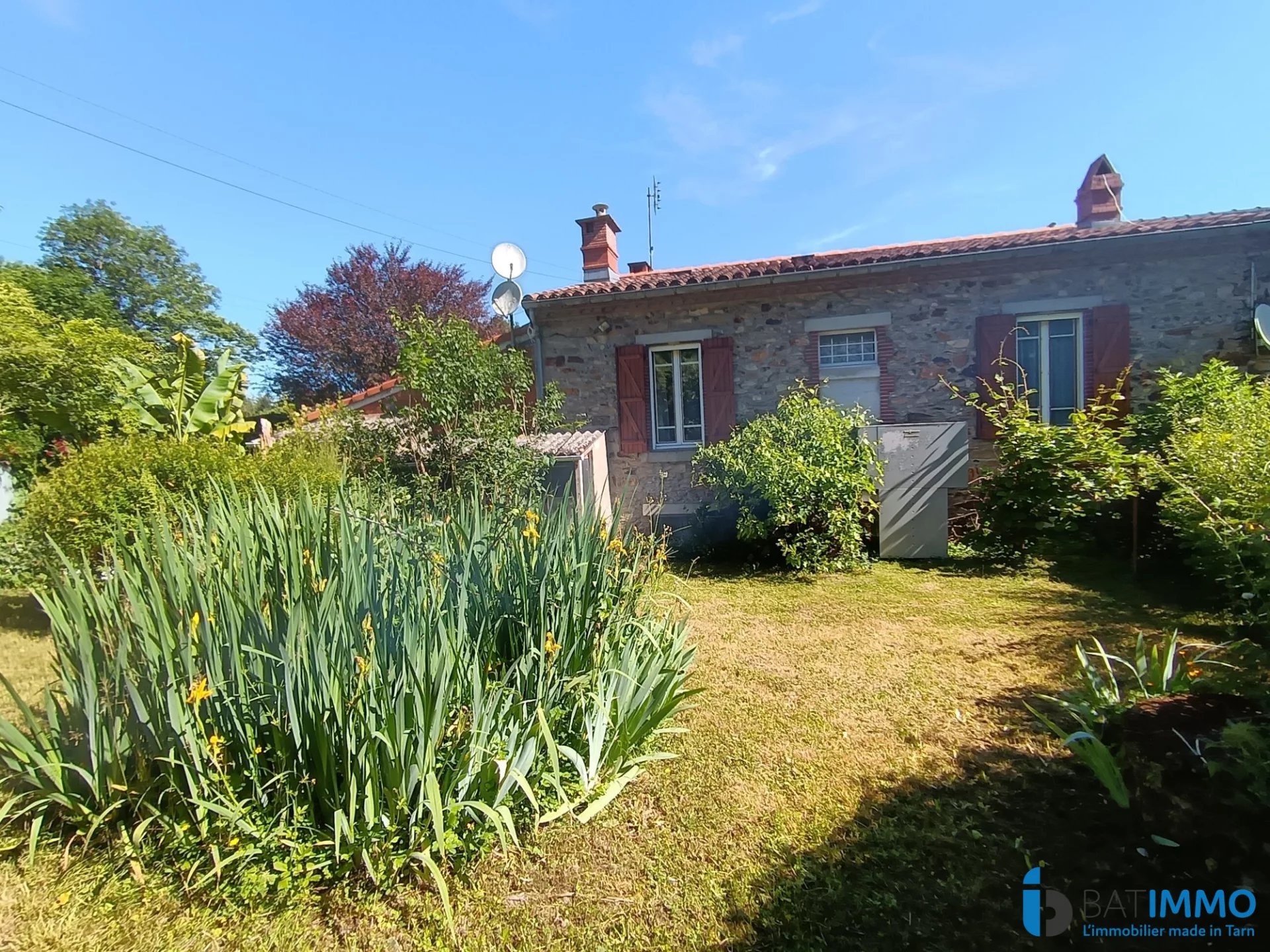 MAISON DE CARACTERE EN PIERRES AVEC JOLI JARDIN CLOS ET ARBORE