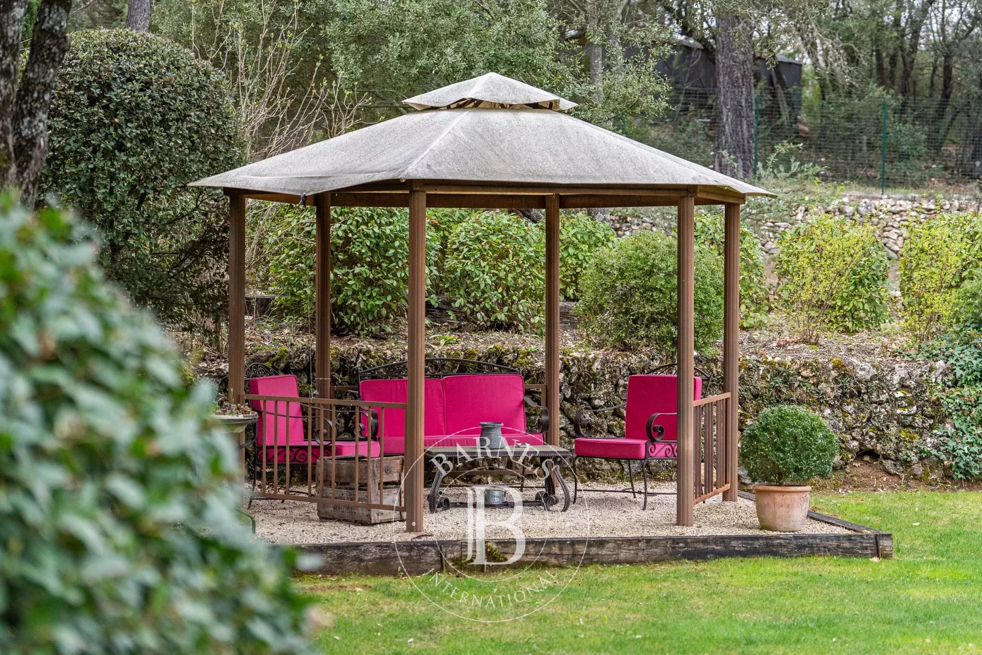 Close to Aix-en-Provence – Exceptional Bastide with Pool and 5 Bedrooms - picture 17