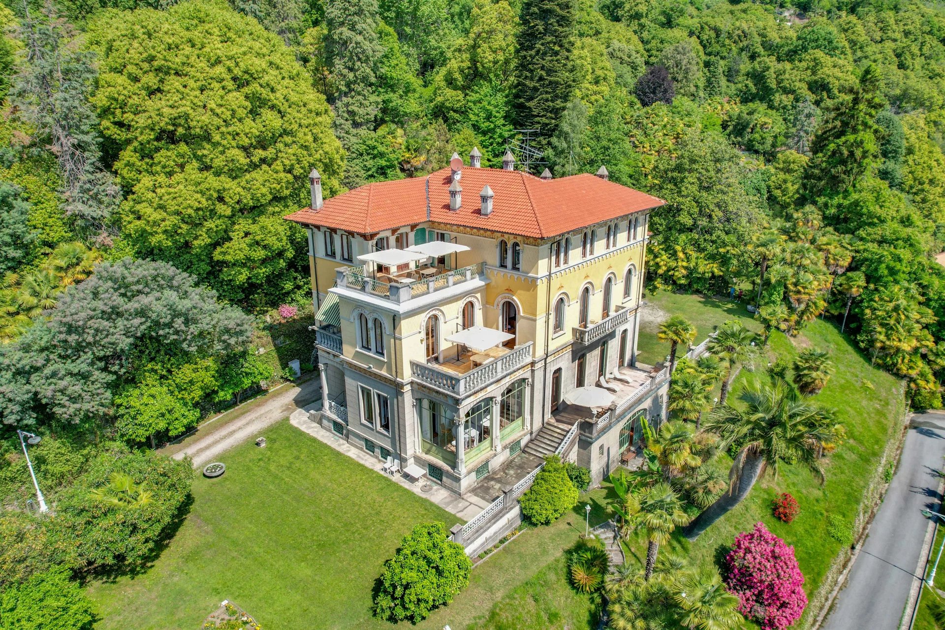 L'élégance du style Liberty de la Villa Volpi avec parc et plage à vendre sur le lac Majeur