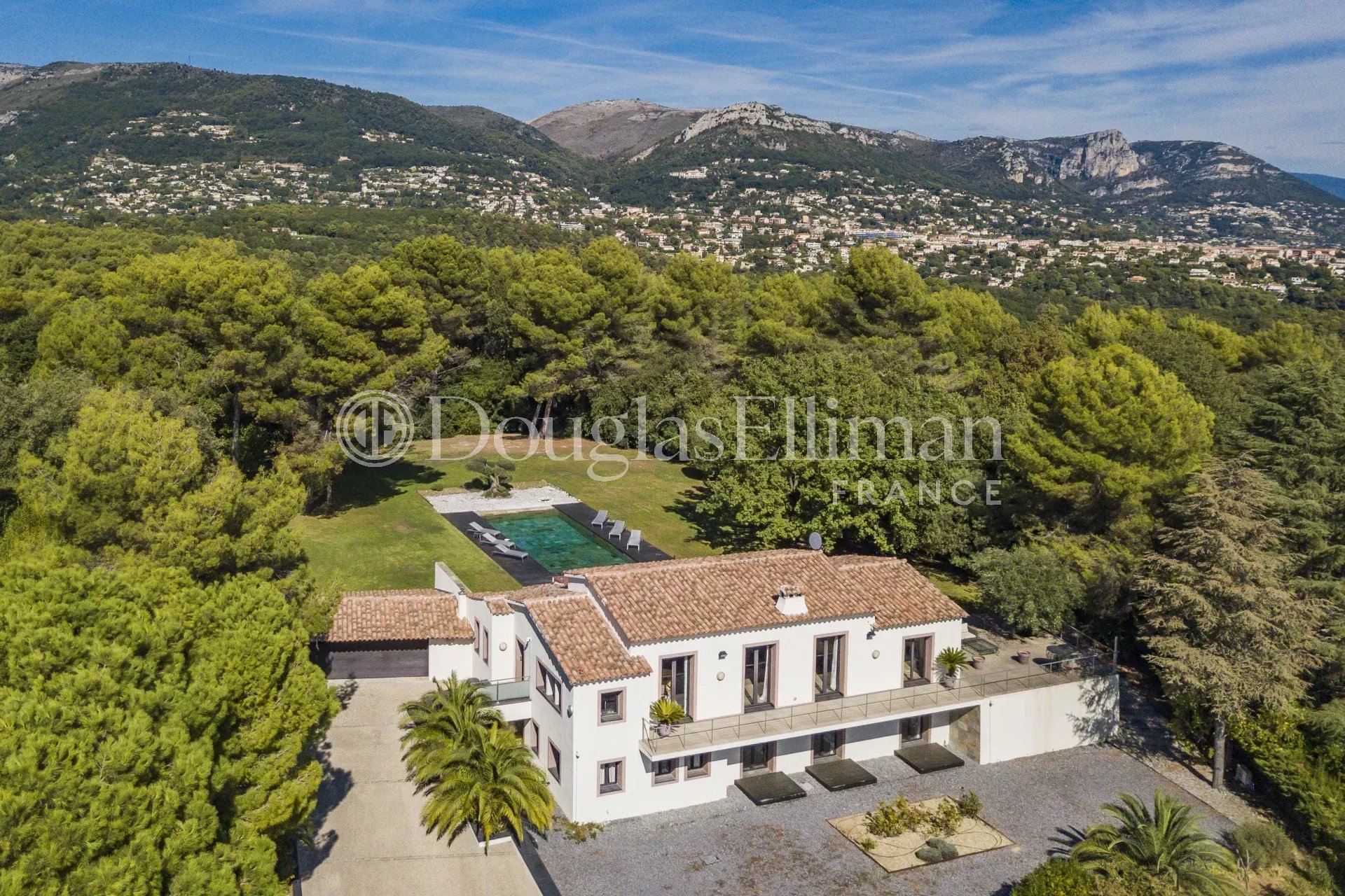 SAINT PAUL DE VENCE : Une magnifique Villa Contemporaine - Image nᵒ3