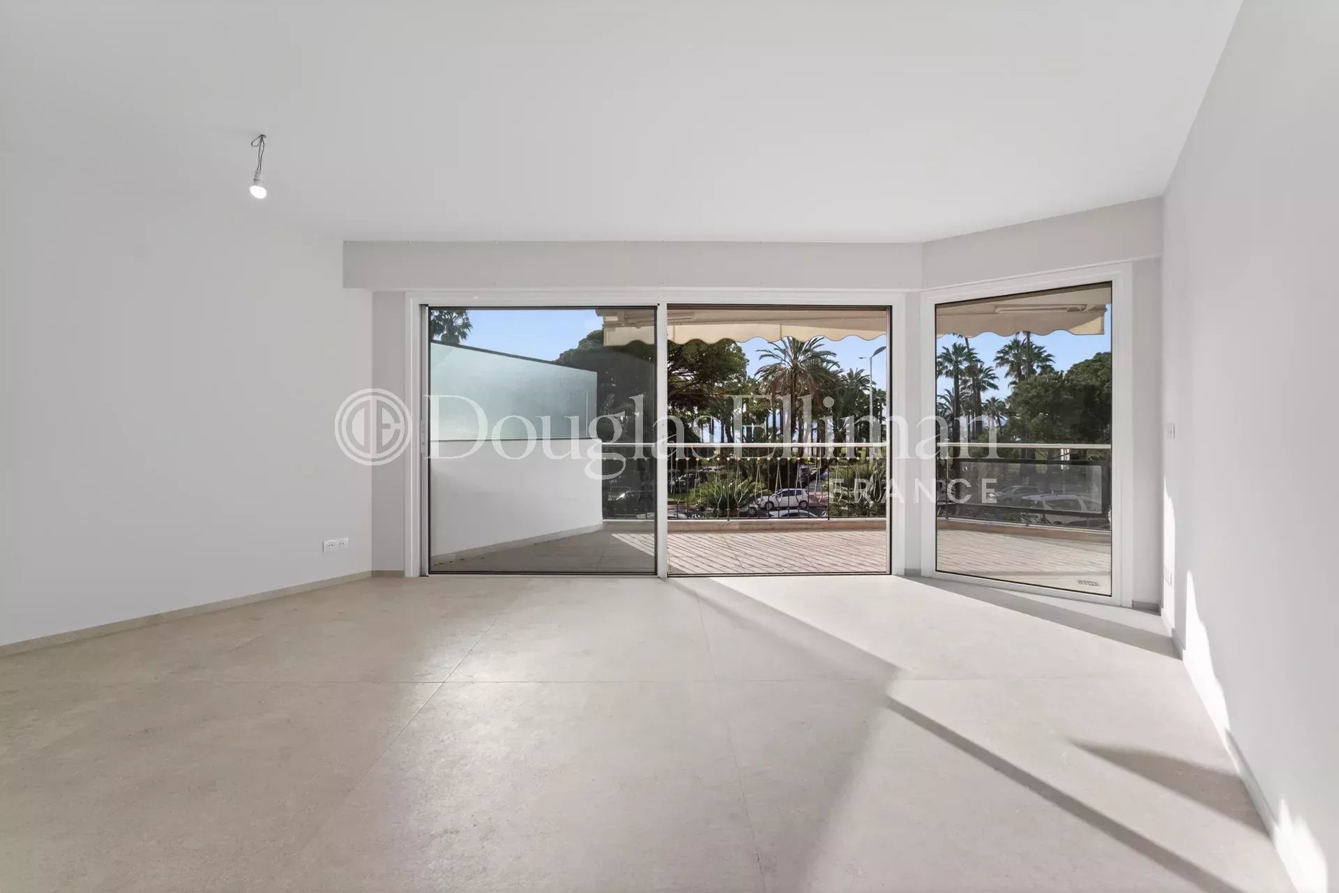 CANNES PALM BEACH – Superbe appartement rénové – pointe Croisette - Image nᵒ3