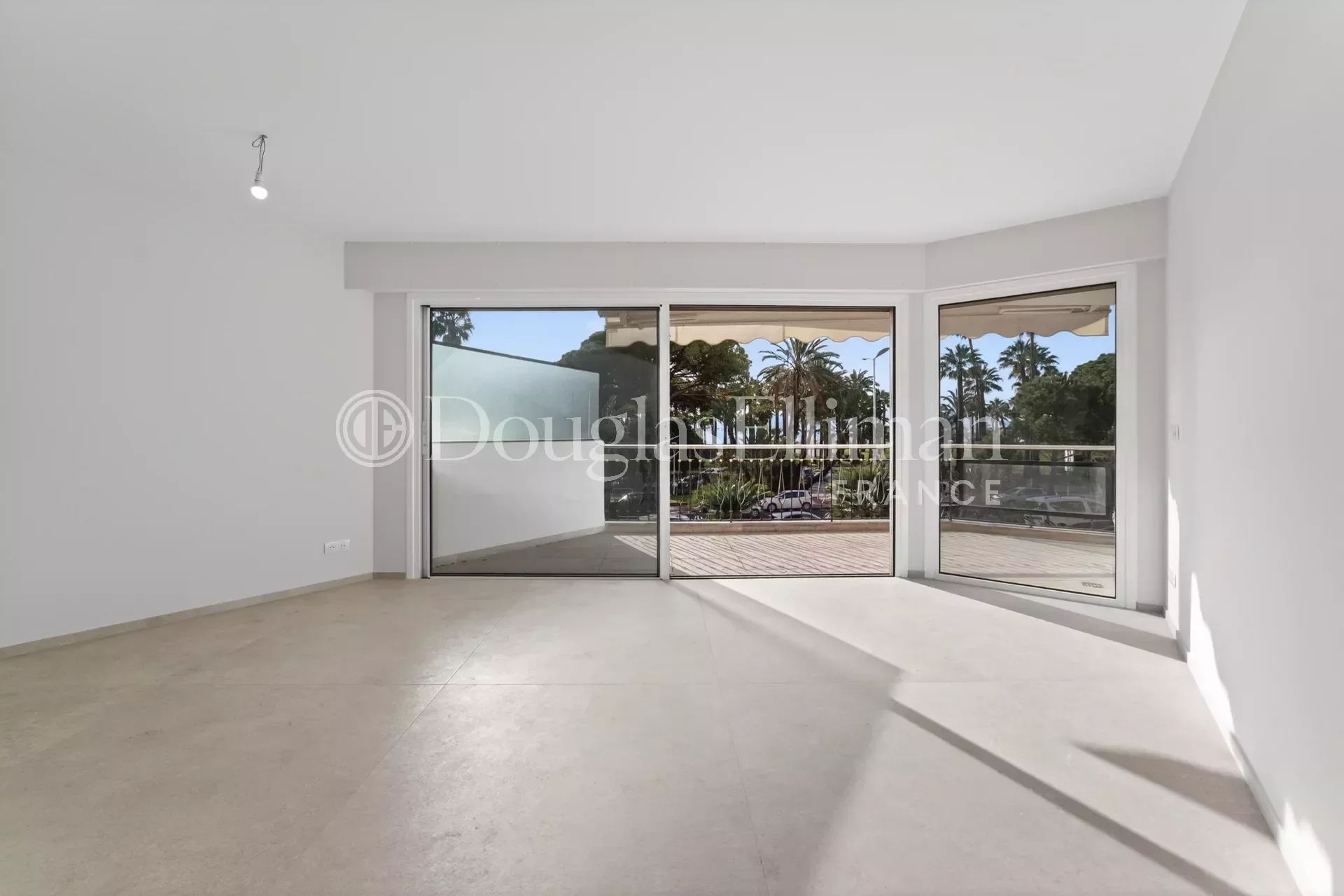 CANNES PALM BEACH – Superbe appartement rénové – pointe Croisette - Image nᵒ3