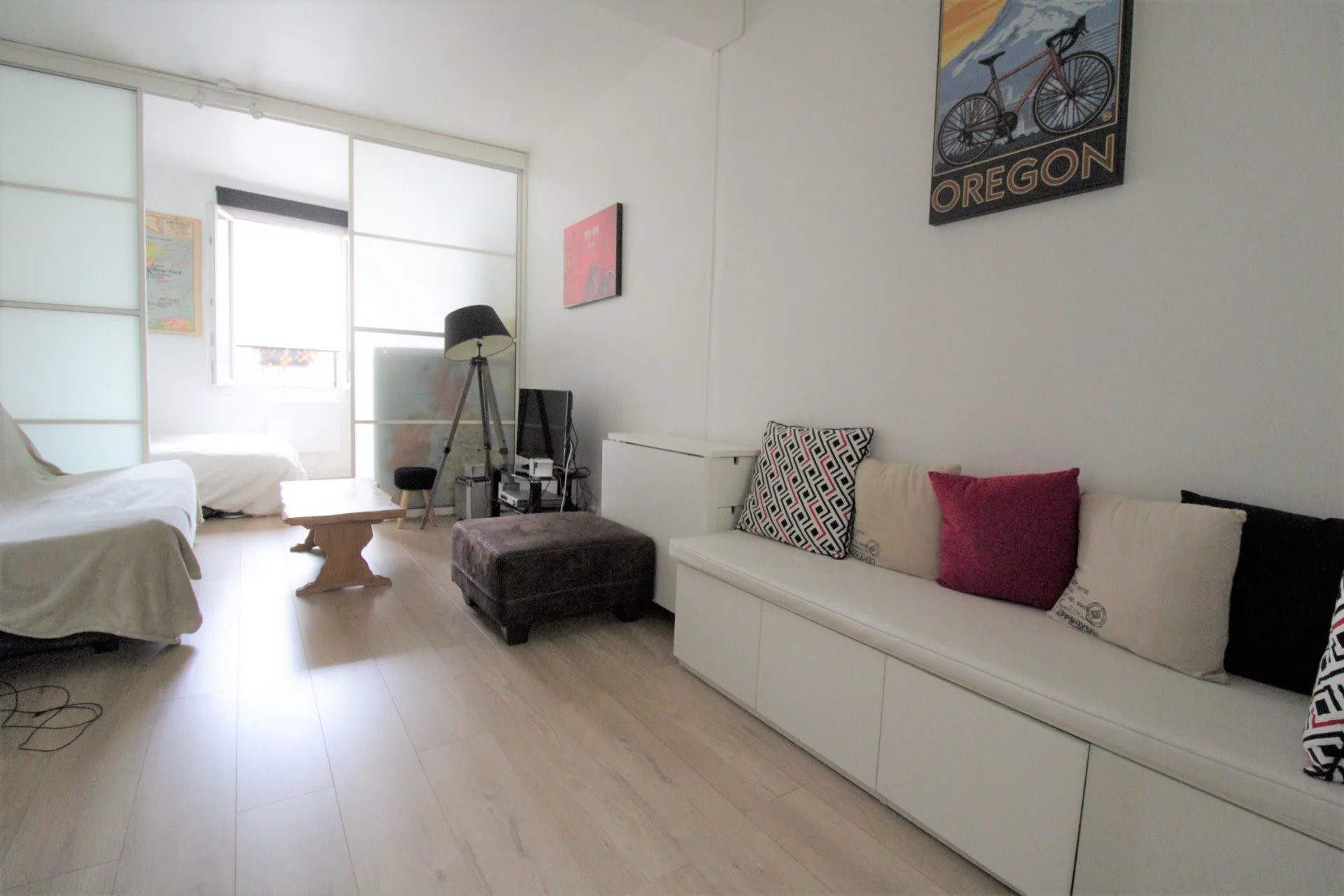 Porte de Clichy  (ligne 13 et 14, rer C) à seulement 3 minutes !