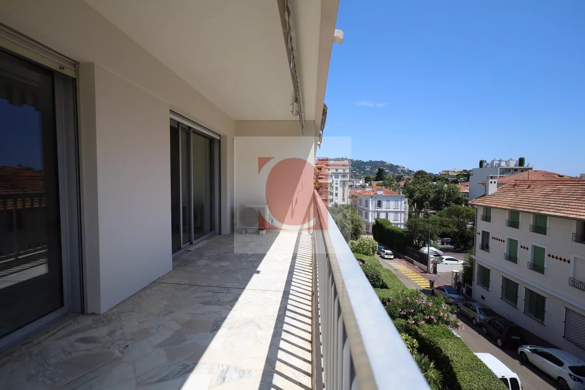 CANNES CARNOT -3 pièces traversant avec terrasse plein SUD,  box et cave – box supplémentaire en sus