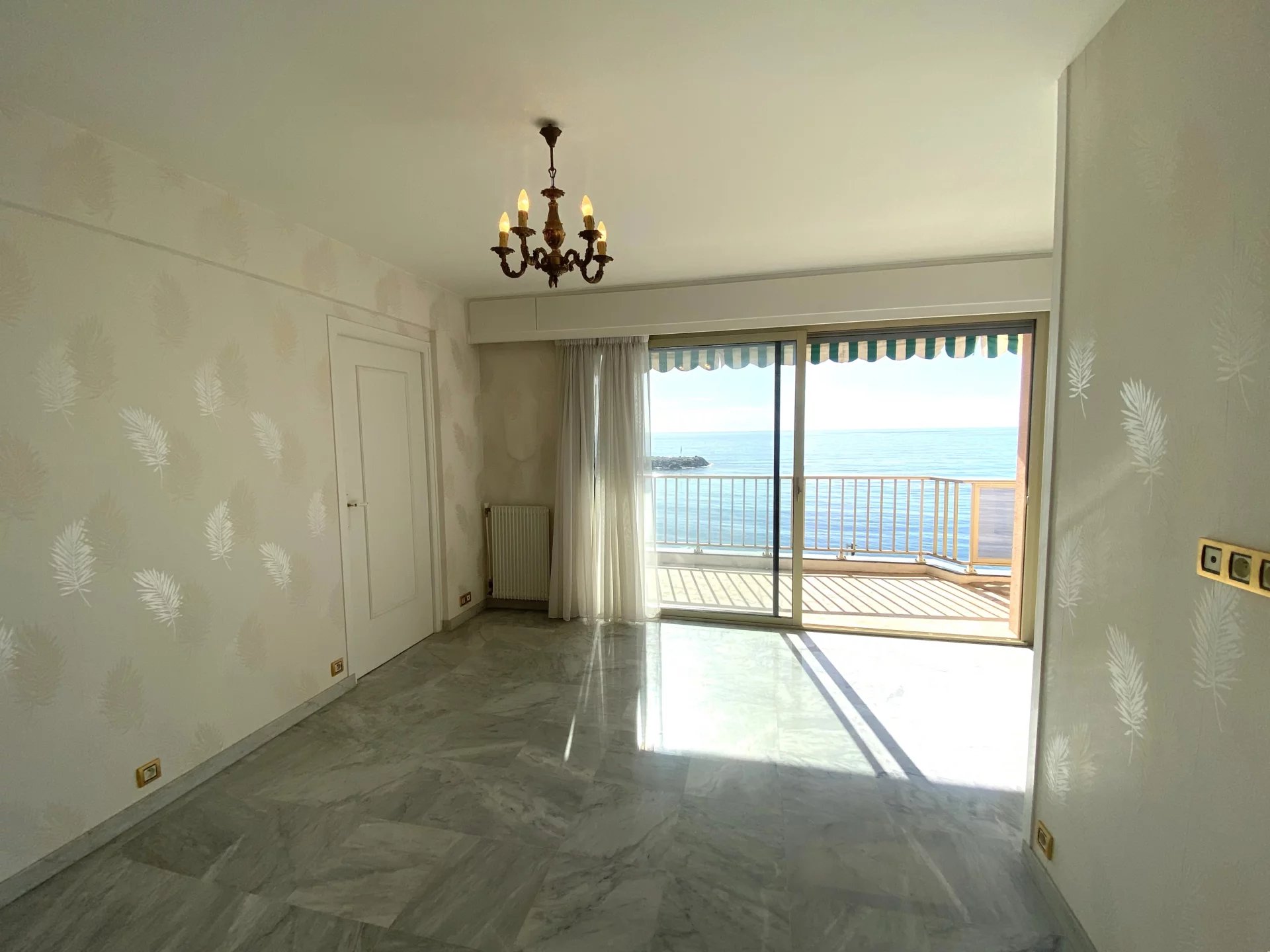 IN VENDITA ROQUEBRUNE CAP MARTIN - FRONTE MARE 2LOCALI 43MQ CON TERRAZZA 12MQ CANTINA
