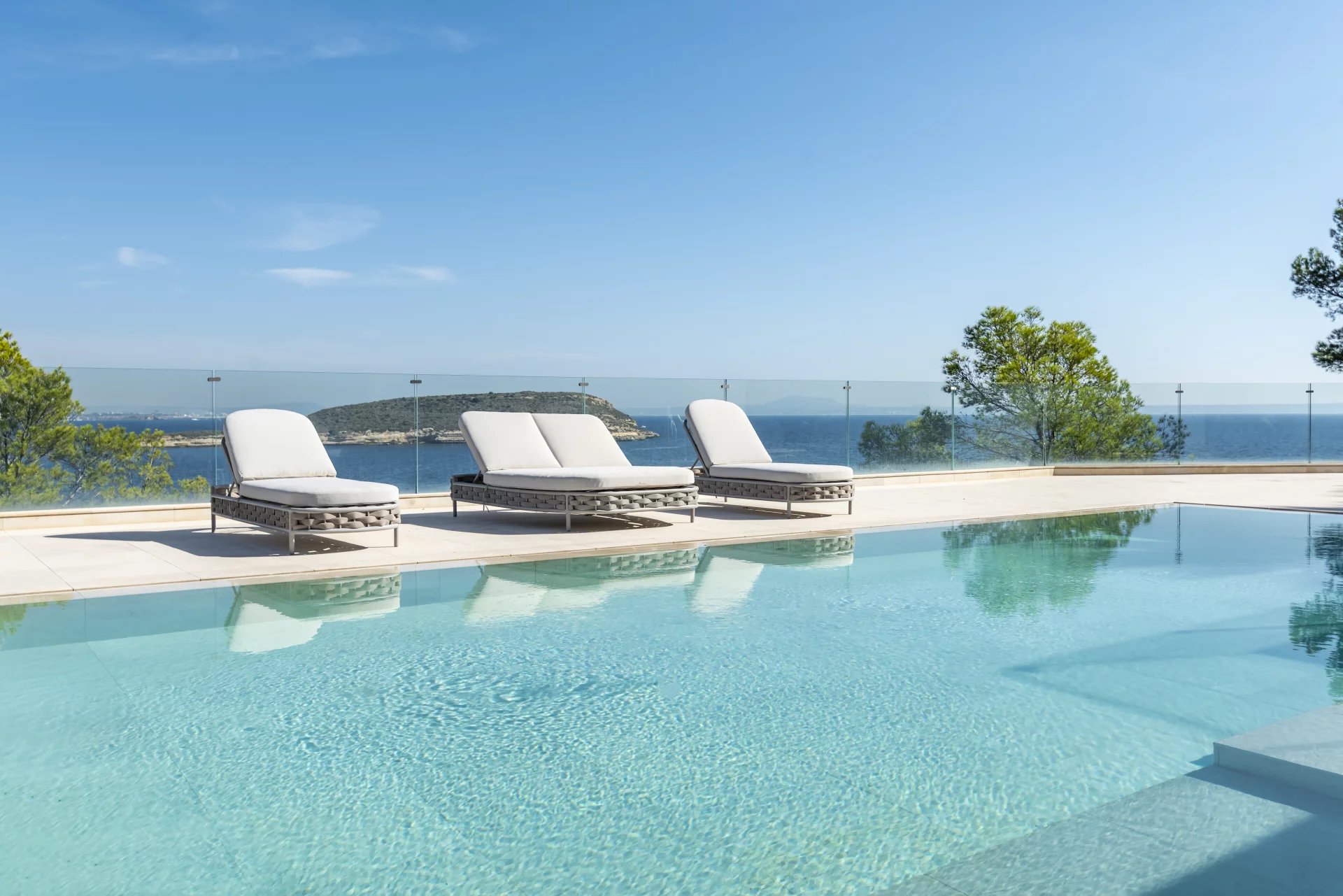 Spectacular villa on the seafront