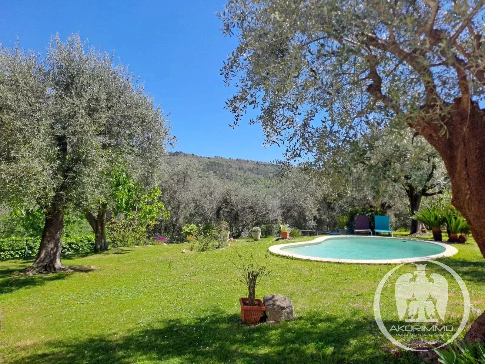 House  - 6 rooms  - 200.0 m2 -