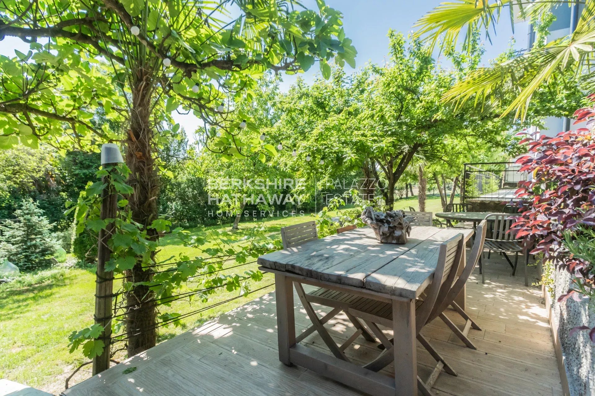 Villa bifamiliare con giardino a Biandronno, a pochi passi dal Lago di Varese