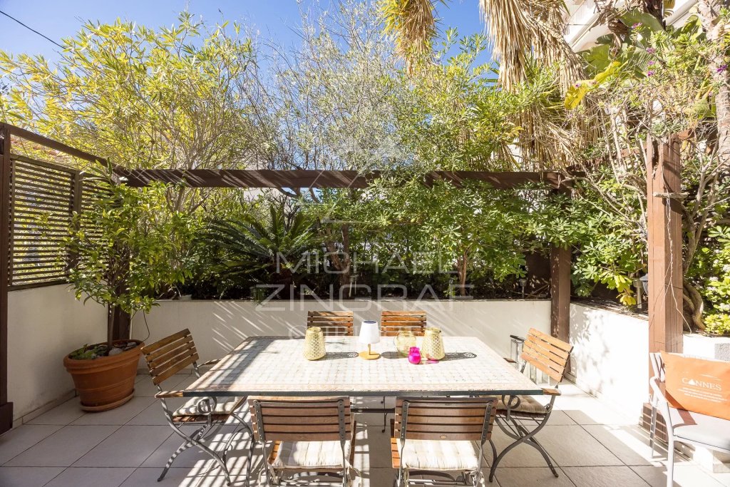 Villa for sale in Cannes — Cannes - Basse Californie - Triplex villa in absolute tranquility