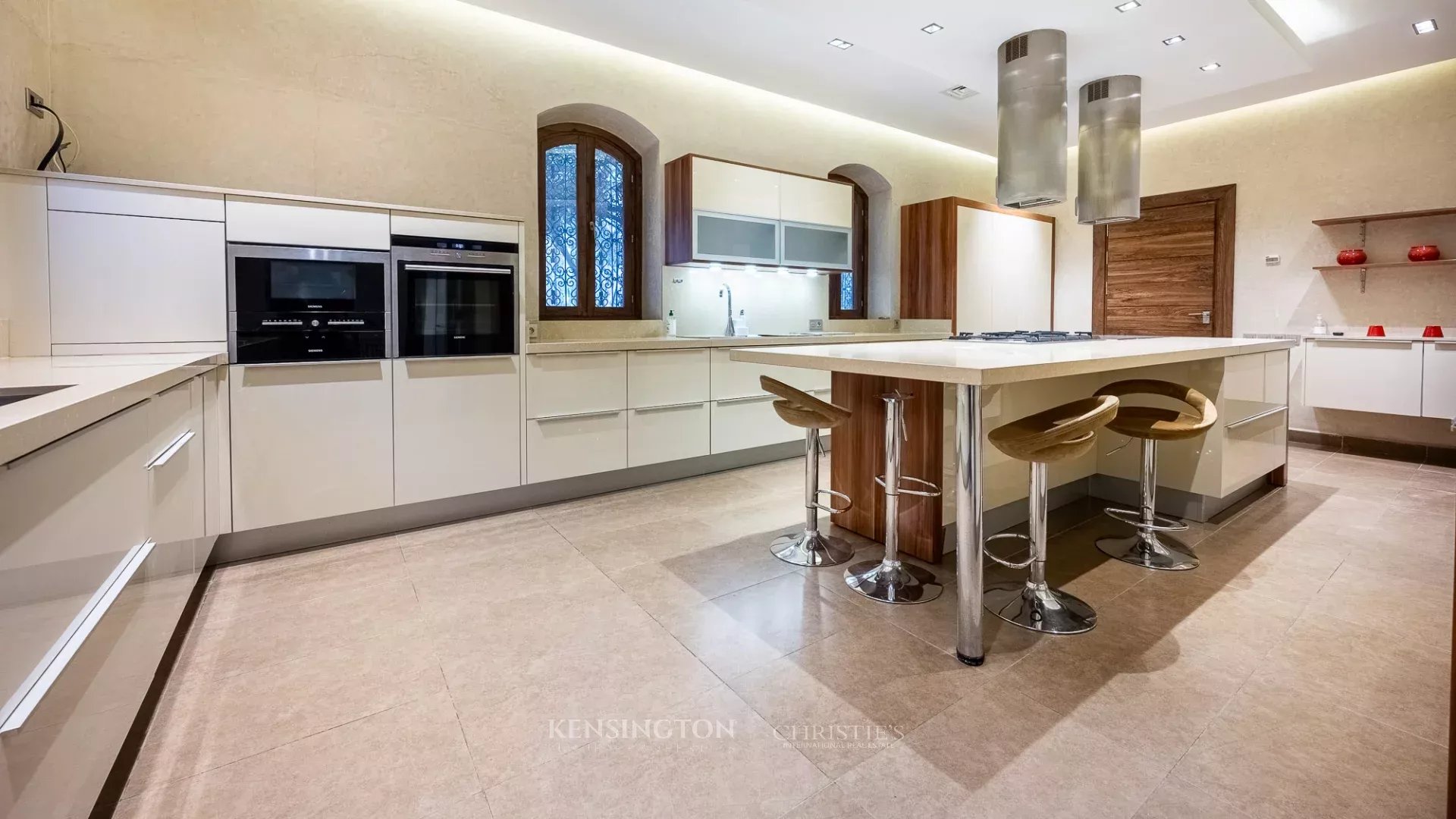 6 Bedroom Villa/Townhouse's Image 24
