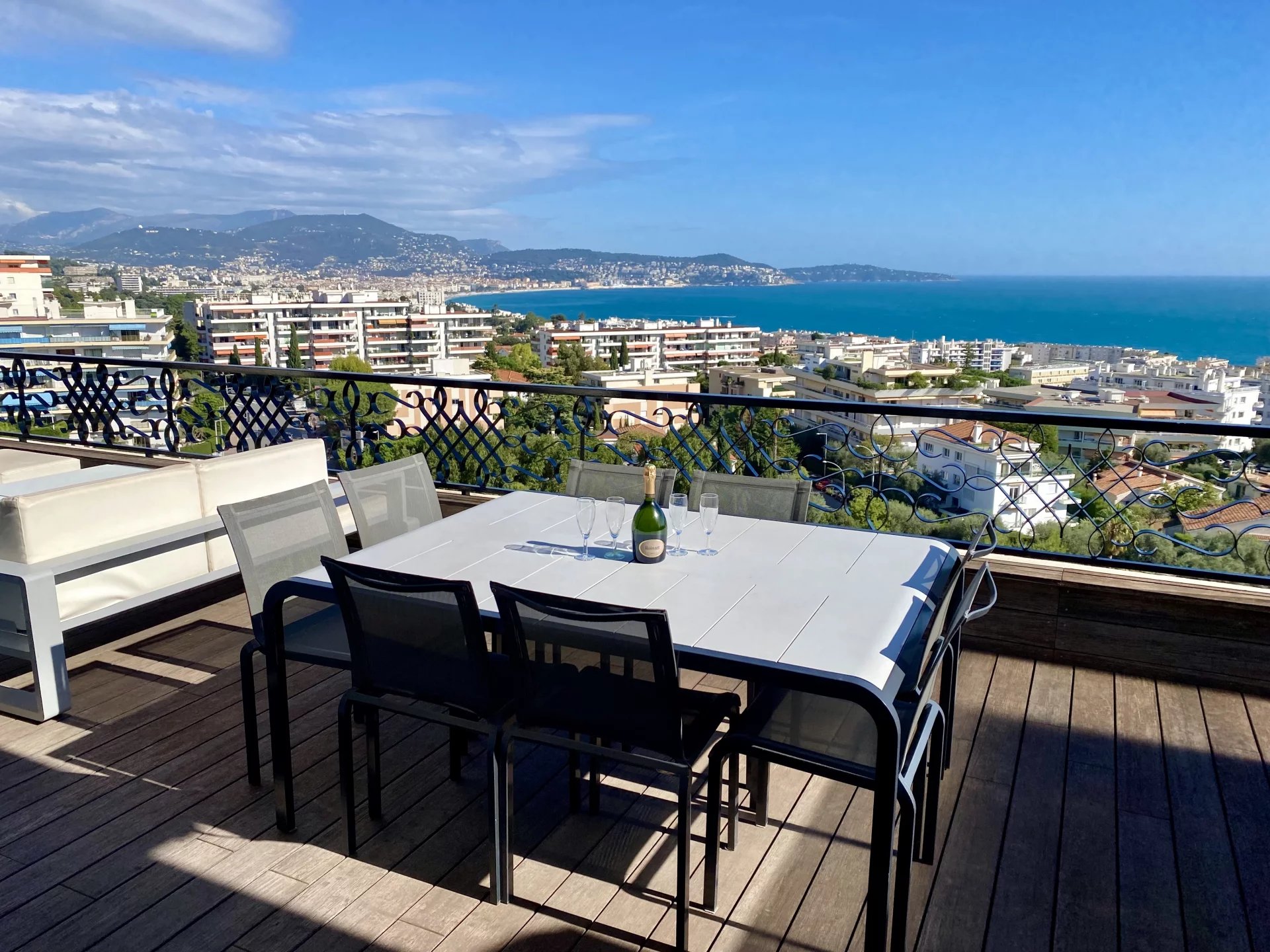 Magnifique toit-terrasse, vue mer panoramique.