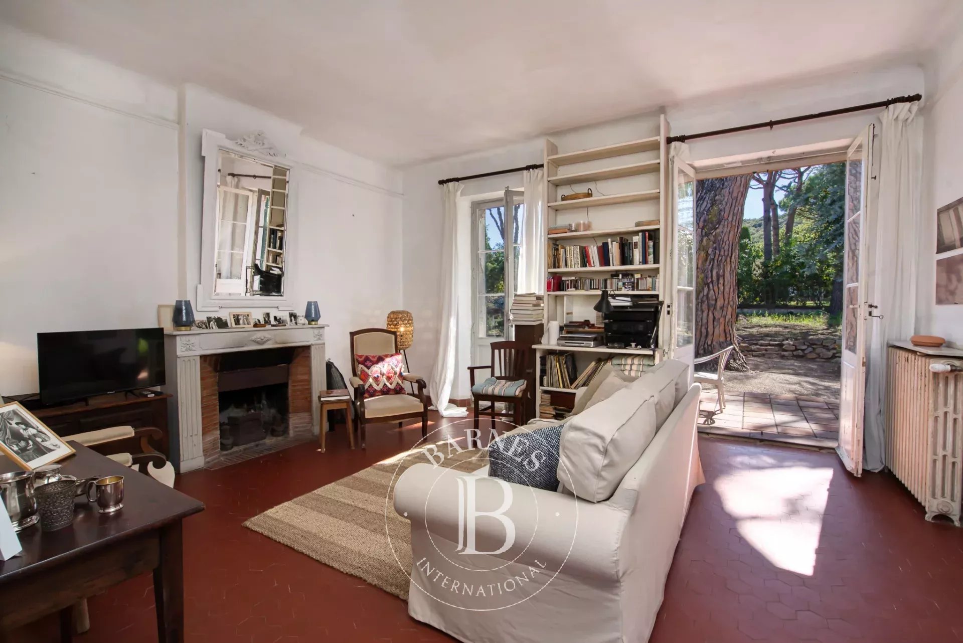 SOLE AGENT - SAINT-TROPEZ - MANSION - CITY CENTER - picture 4