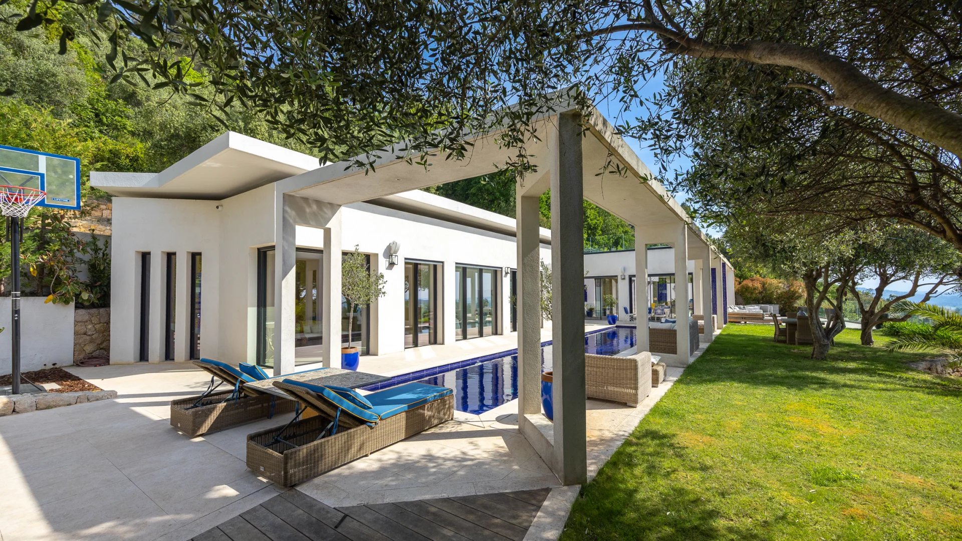 Contemporary villa with panoramic sea views