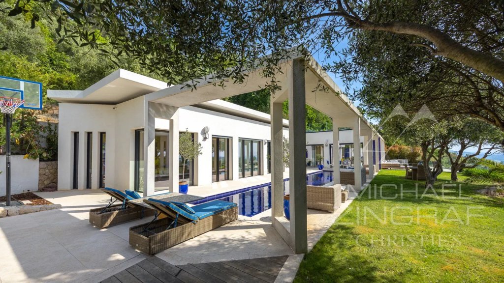 Villa for sale in Le Tignet — Contemporary villa with panoramic sea views