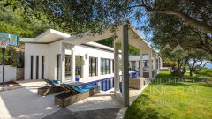Contemporary villa with panoramic sea views — photo 1 of 7