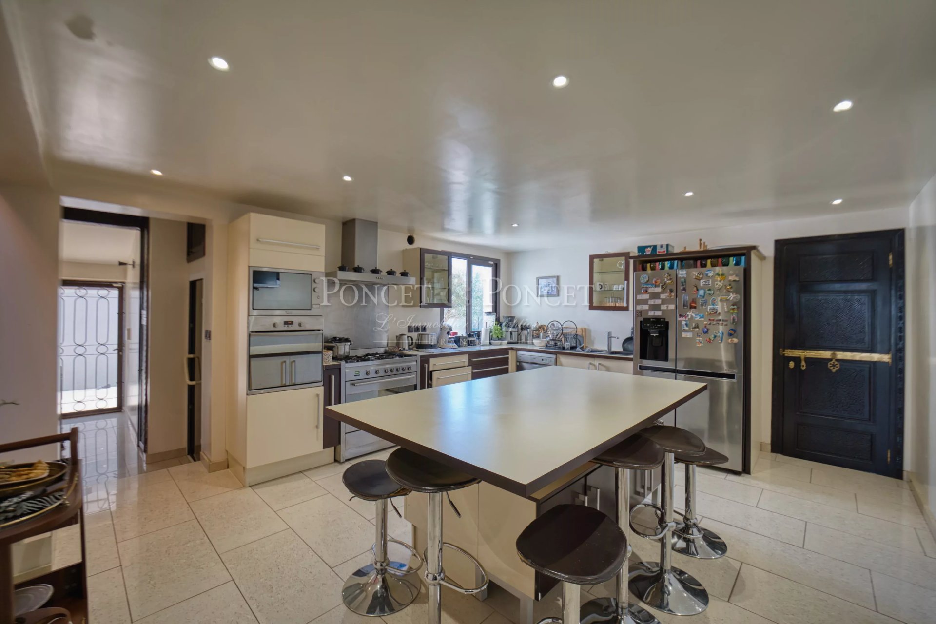 6 Bedroom Villa/Townhouse's Image 7