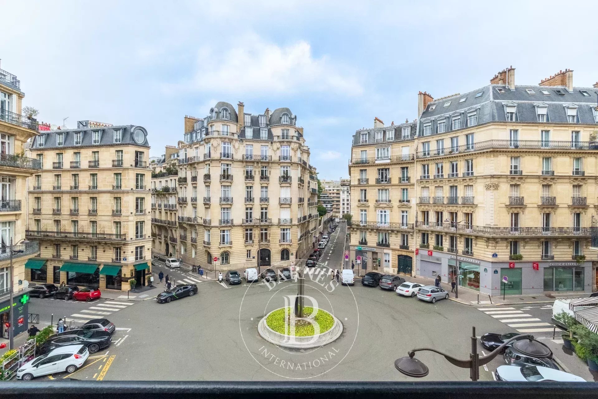 Paris 16 - Place Mexico - 3-bed corner apartment