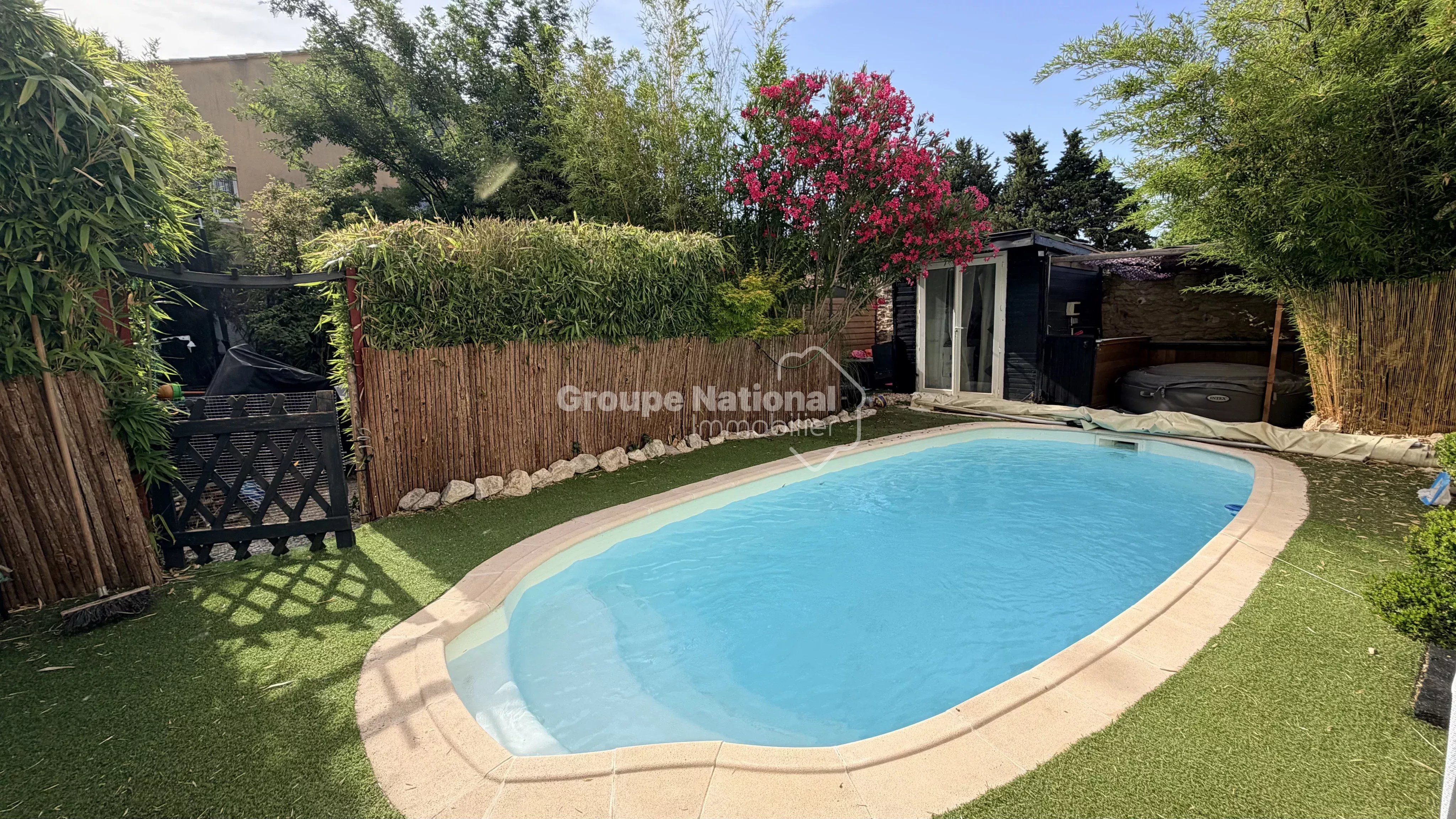 COURTHEZON - 385 m² PROPERTY COMPLEX IN THE COUNTRYSIDE