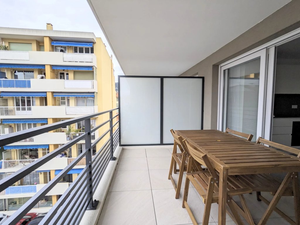 Apartment for sale in Nice — NICE – RIQUIER – CÔTÉ PORT – 3-ROOM APARTMENT – 59.30 m² – 11.50 m² TERRACE – 6TH FLOOR – OPTIONAL GARAGE