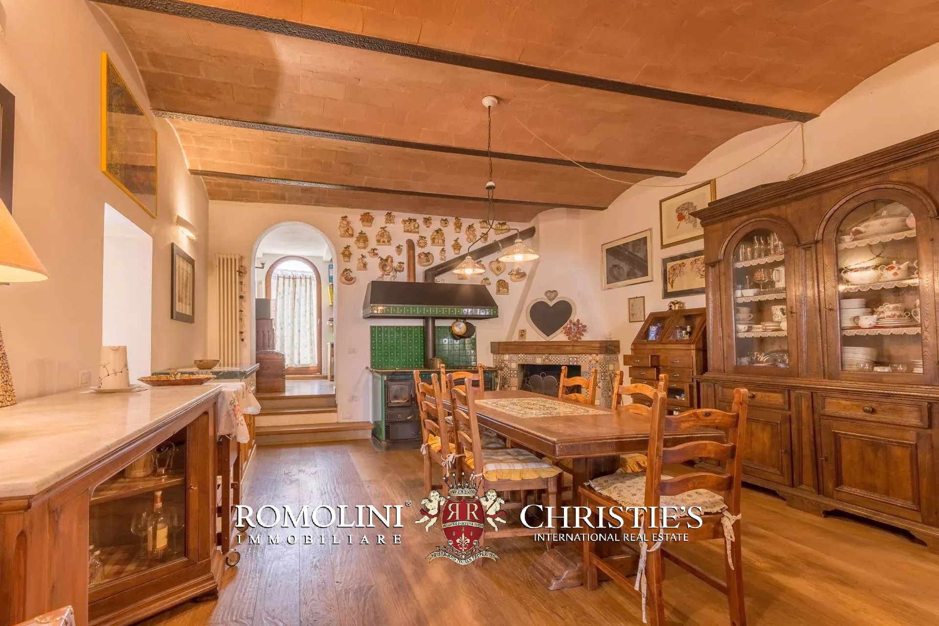 VILLA CON PISCINA E VIGNETO IN VENDITA A SIENA, TOSCANA