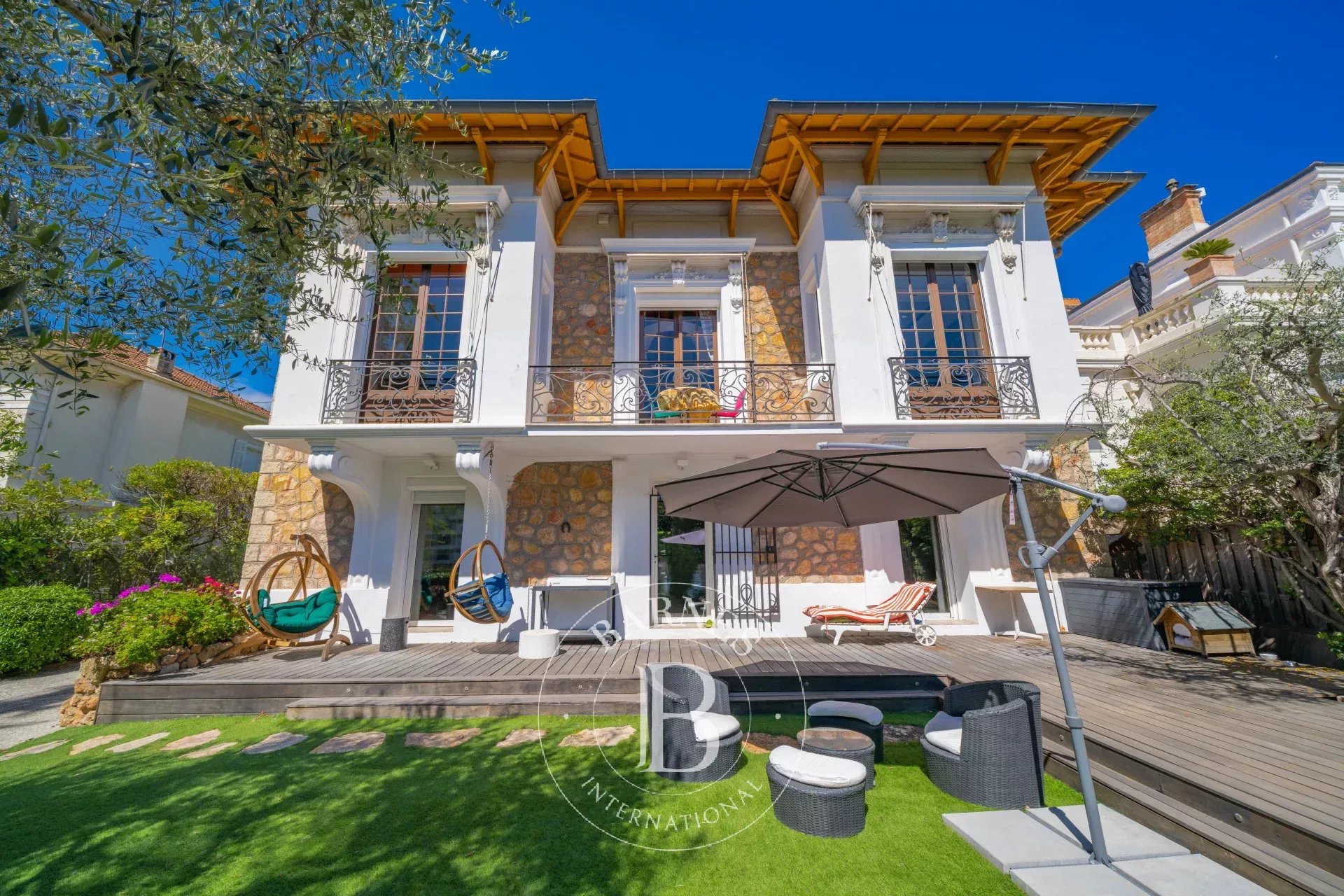 EXCLUSIVE CANNES – BARE OWNERSHIP – 81-YEAR-OLD OWNER – ELEGANT RENOVATED 1920s VILLA CLOSE TO THE CITY CENTER