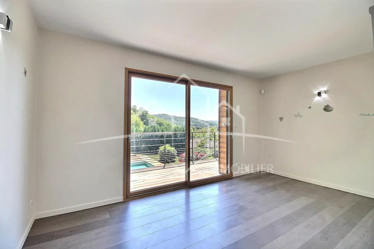Belle maison 177 m² avec vue dégagée sur l’Ardèche – 5 chambres, piscine et grand terrain