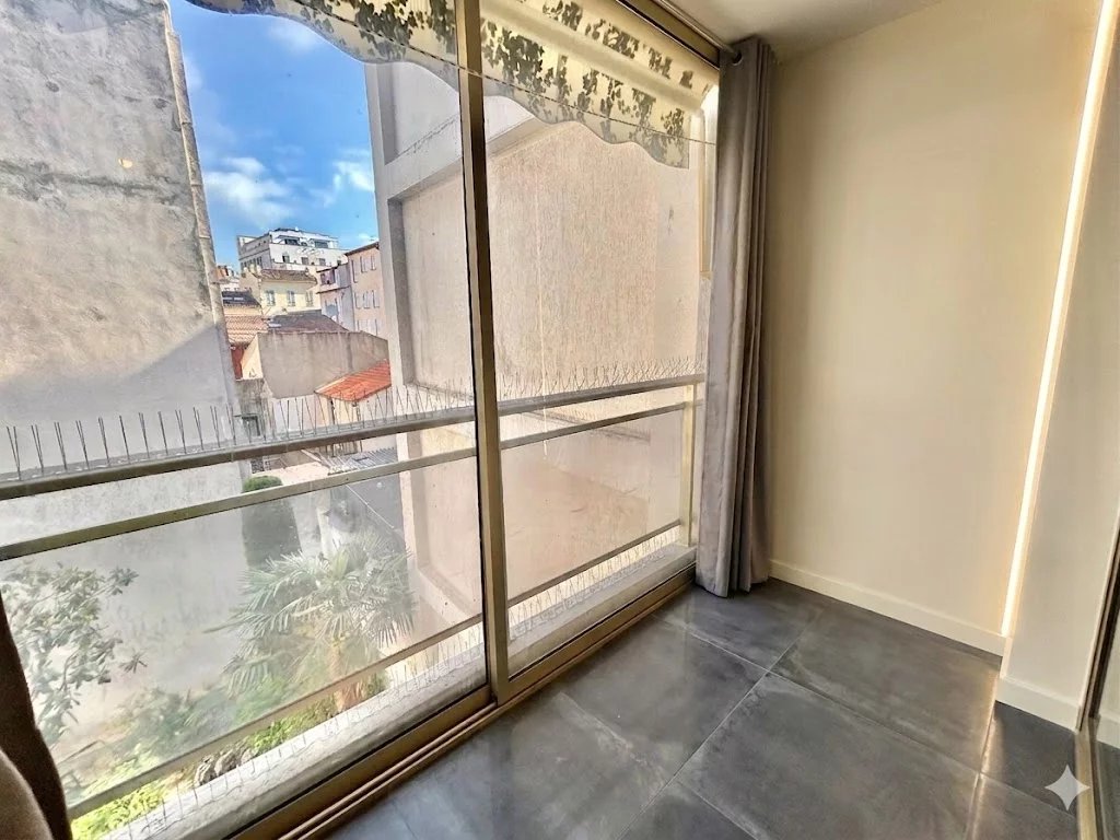 CANNES CARRÉ D'OR - LARGE ONE-BEDROOM WITH BALCONY