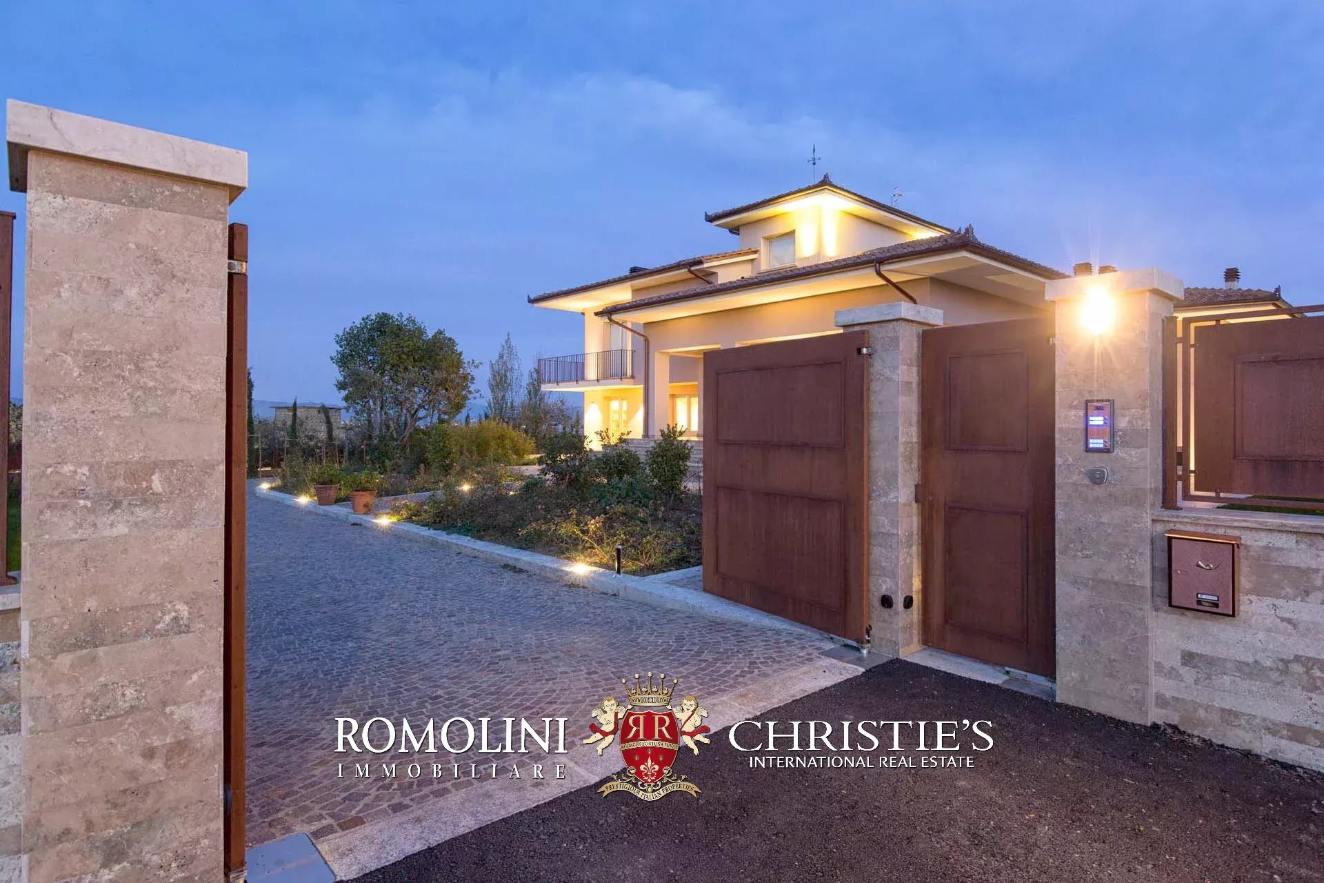 7 Bedroom Villa/Townhouse's Image 27