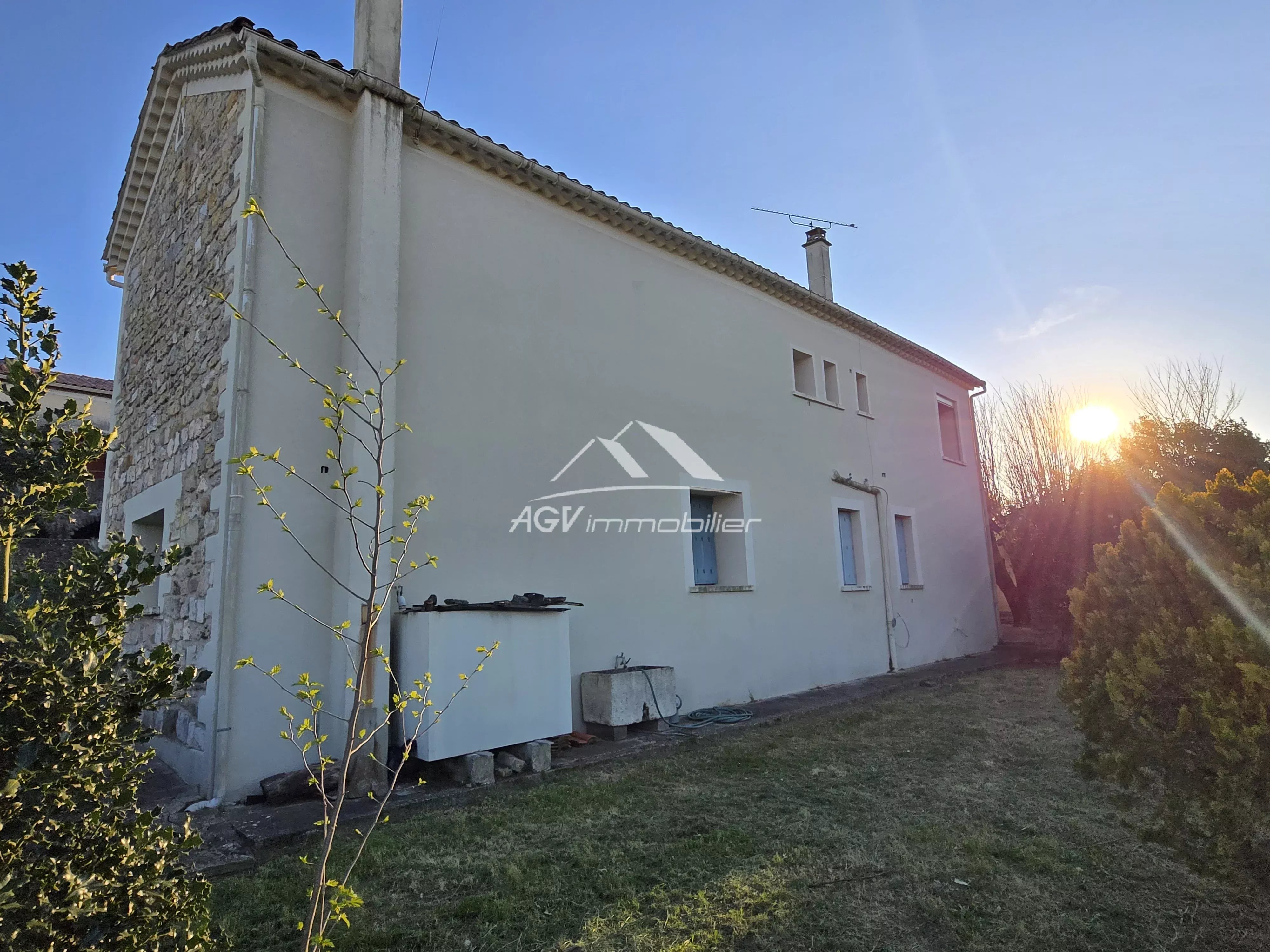 Maison en pierres, 2 logements,double garage