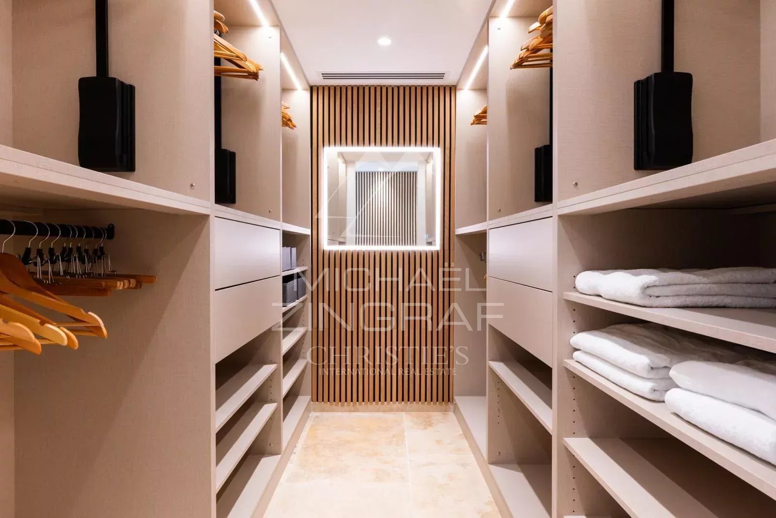 5 Bedroom Villa/Townhouse's Image 7