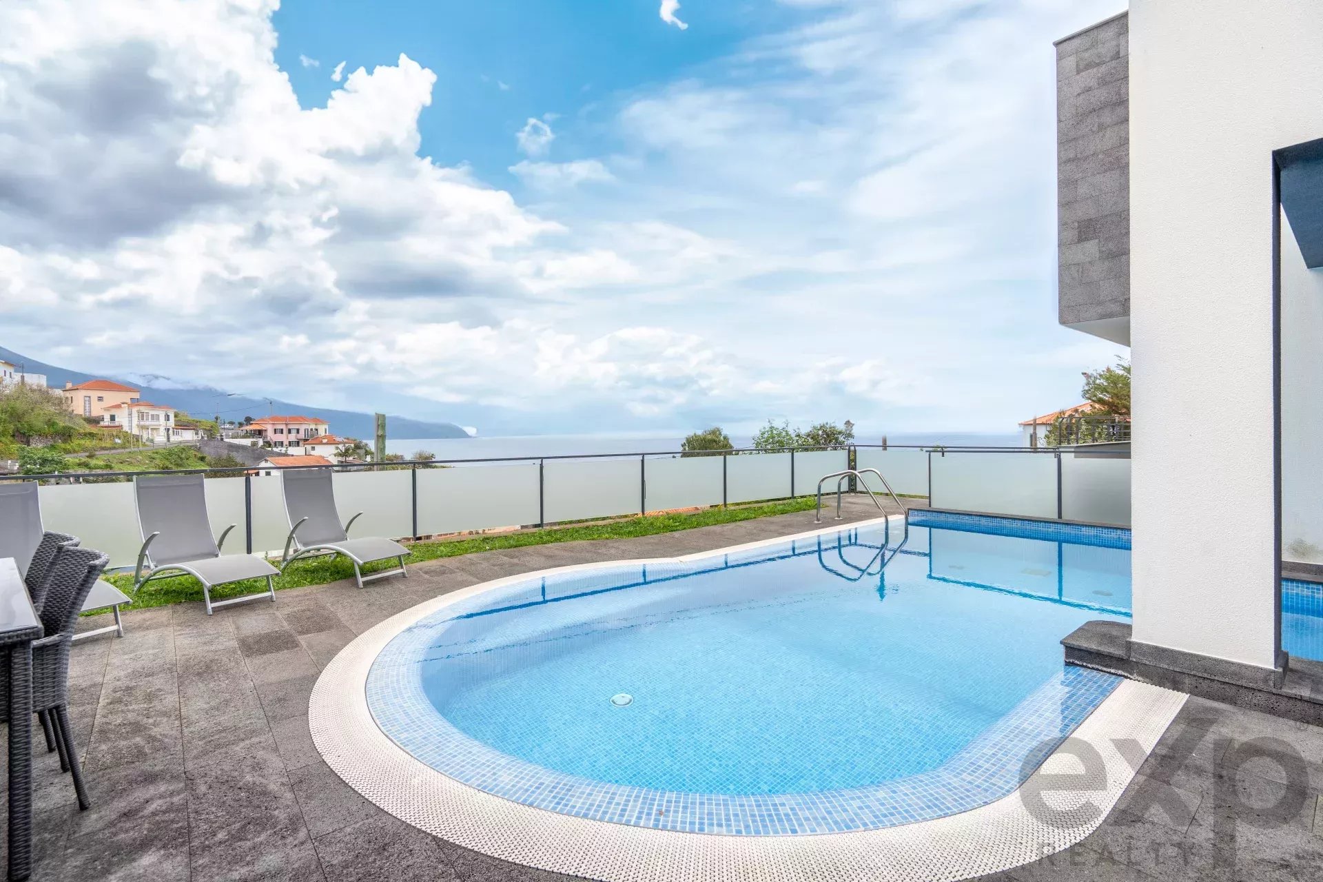 MORADIA MODERNA | VISTA INCRÍVEL PARA O MAR | PISCINA PRIVADA | ELEVADOR