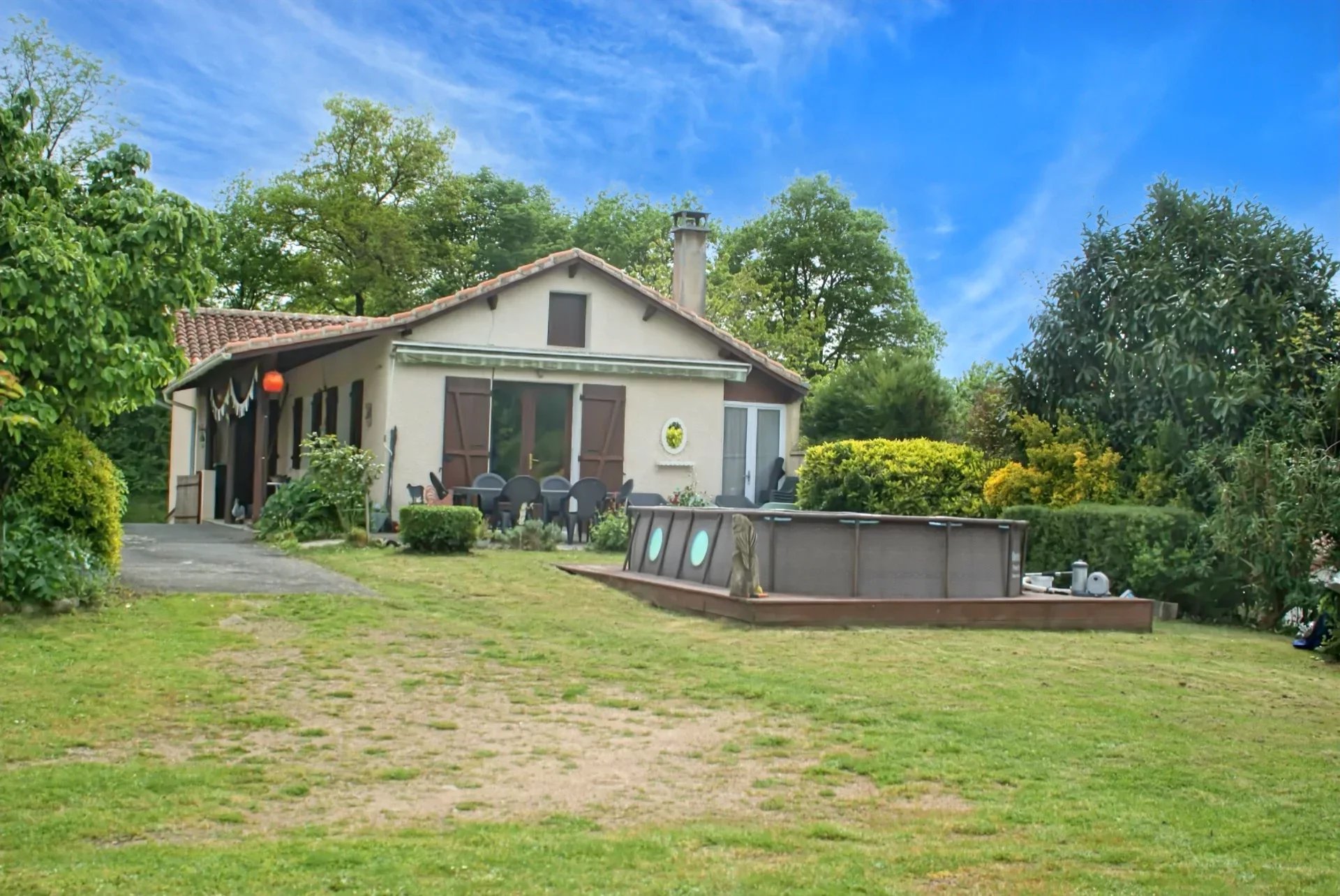 Charmante maison de village avec studio, piscine et terrain - un joyau caché !