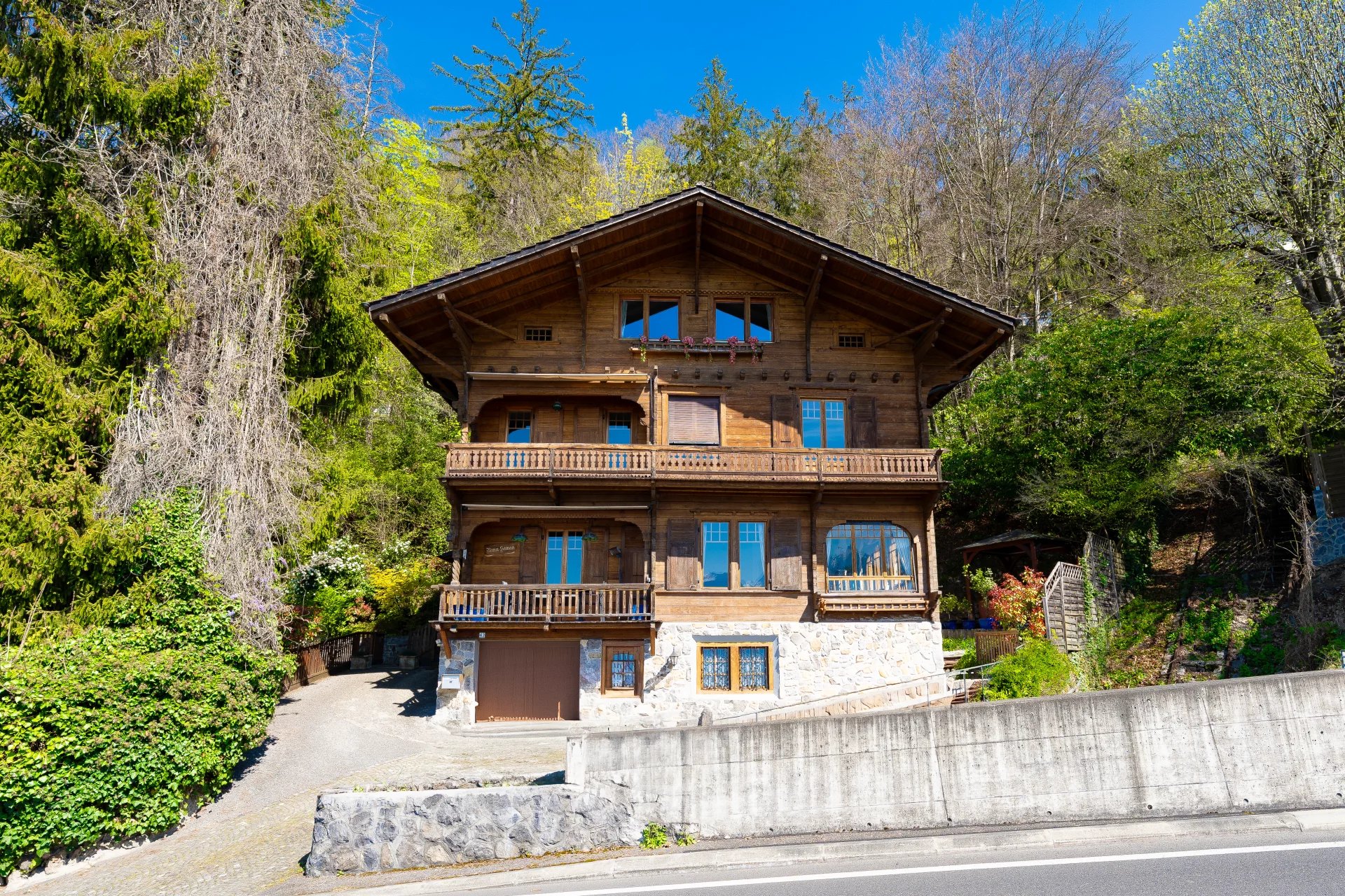 Magnificent chalet with exceptional lake and mountain views