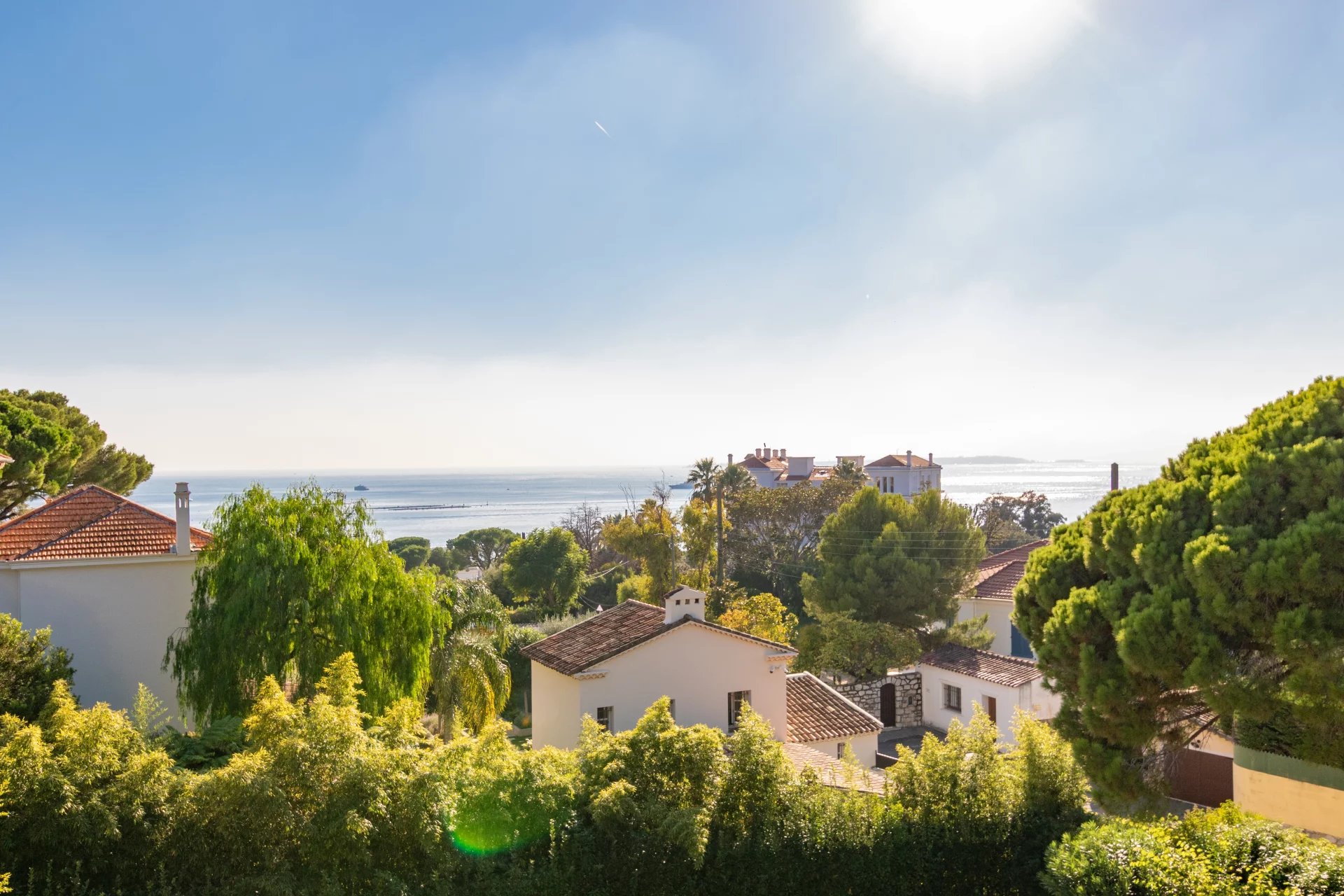 West-facing slope / Sea view