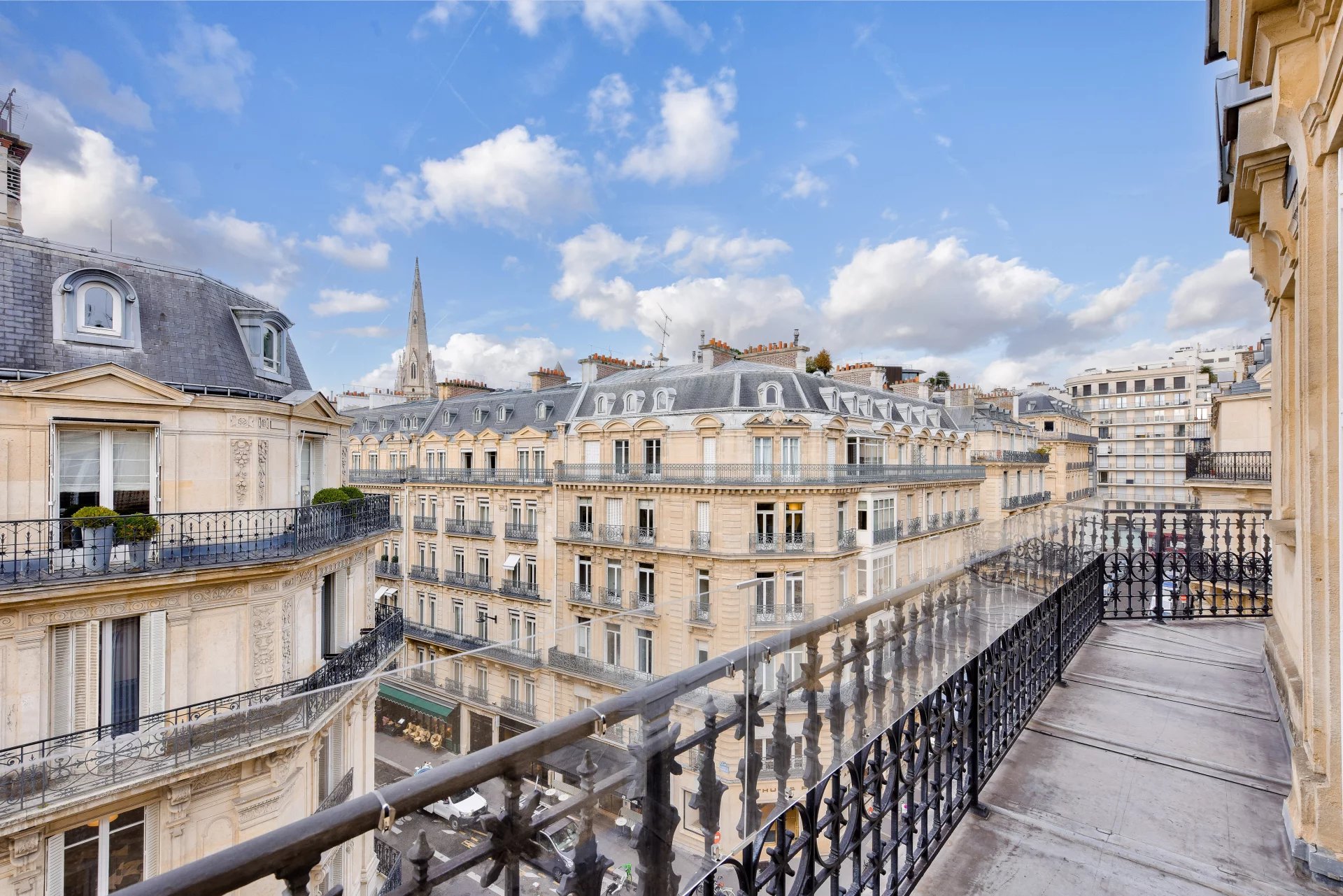 Triangle d'Or - Haussmann apartment, surrounded by balconies, on 5th floor