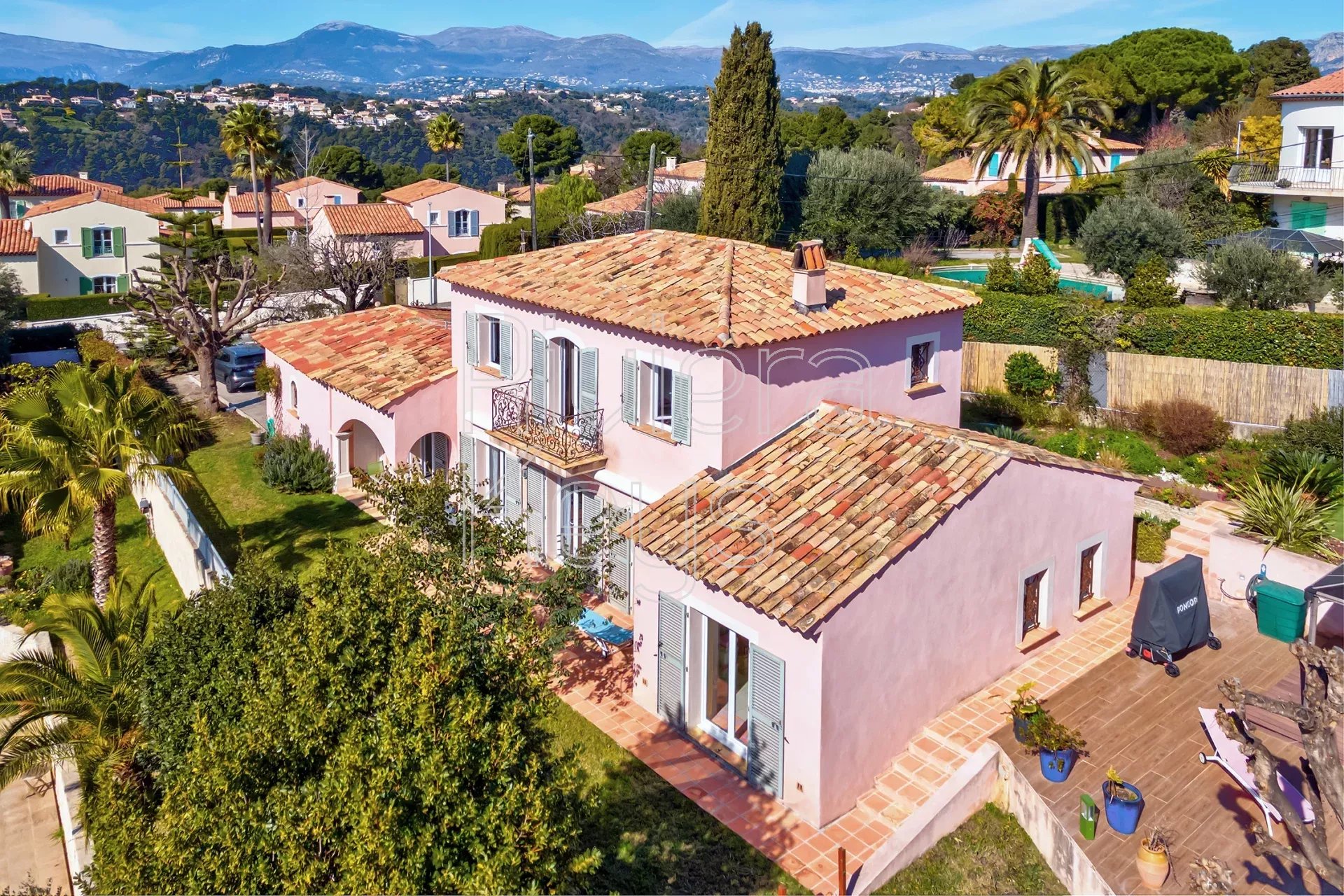 CAGNES-SUR-MER : Belle villa avec vue mer dans le quartier résidentiel des Colettes