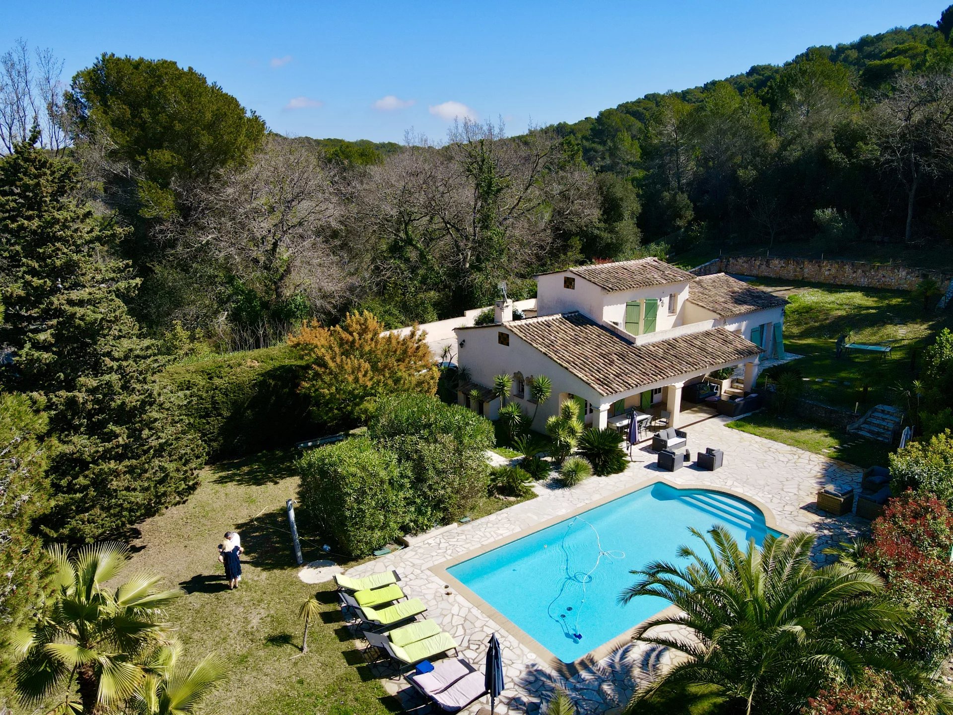 Off Market : Le Cannet, villa traditionnelle sur un terrain plat de 3200M2