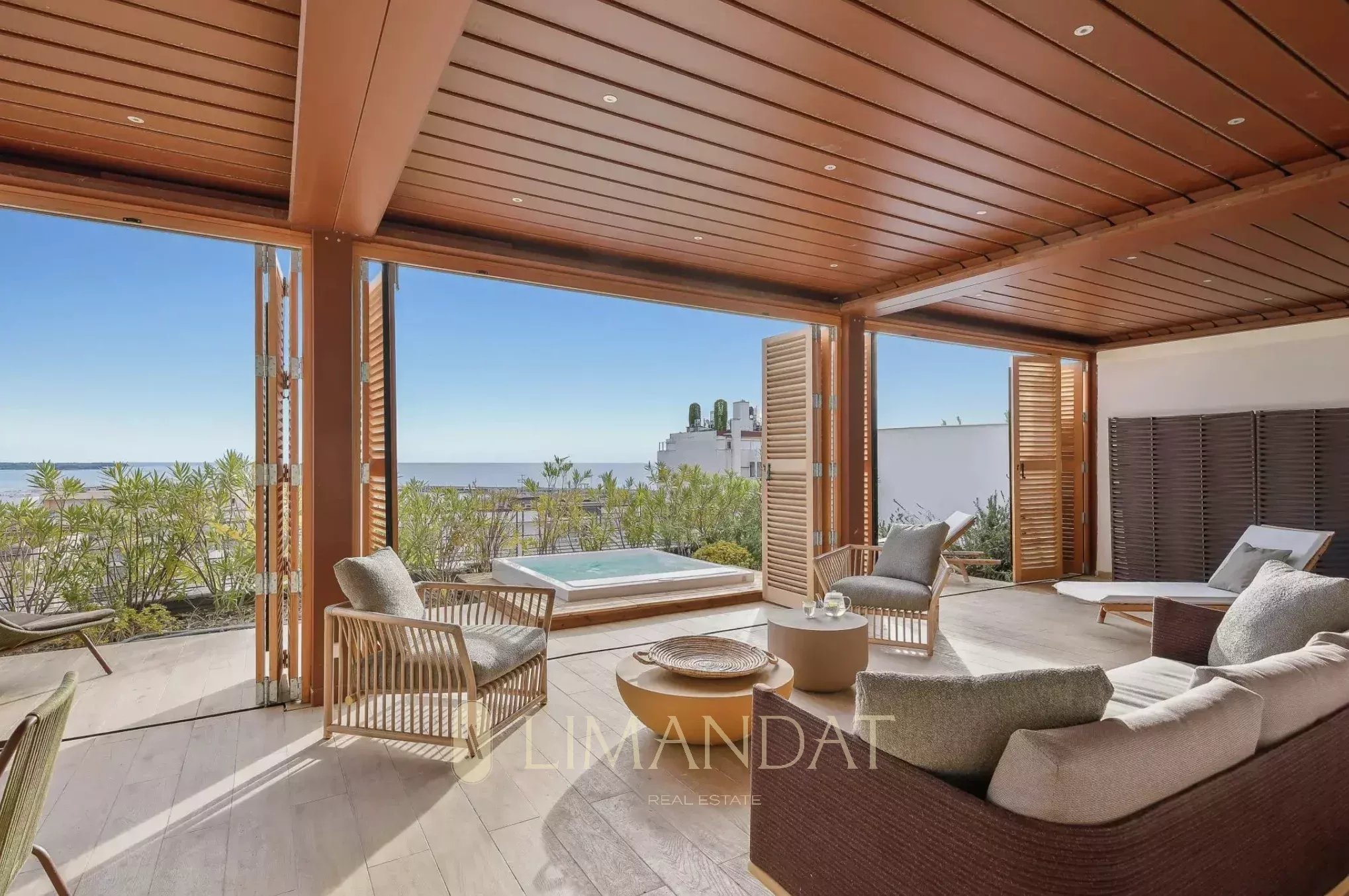 CANNES CENTRE - PENTHOUSE AVEC VUE MER PANORAMIQUE 220 M² DE TERRASSES