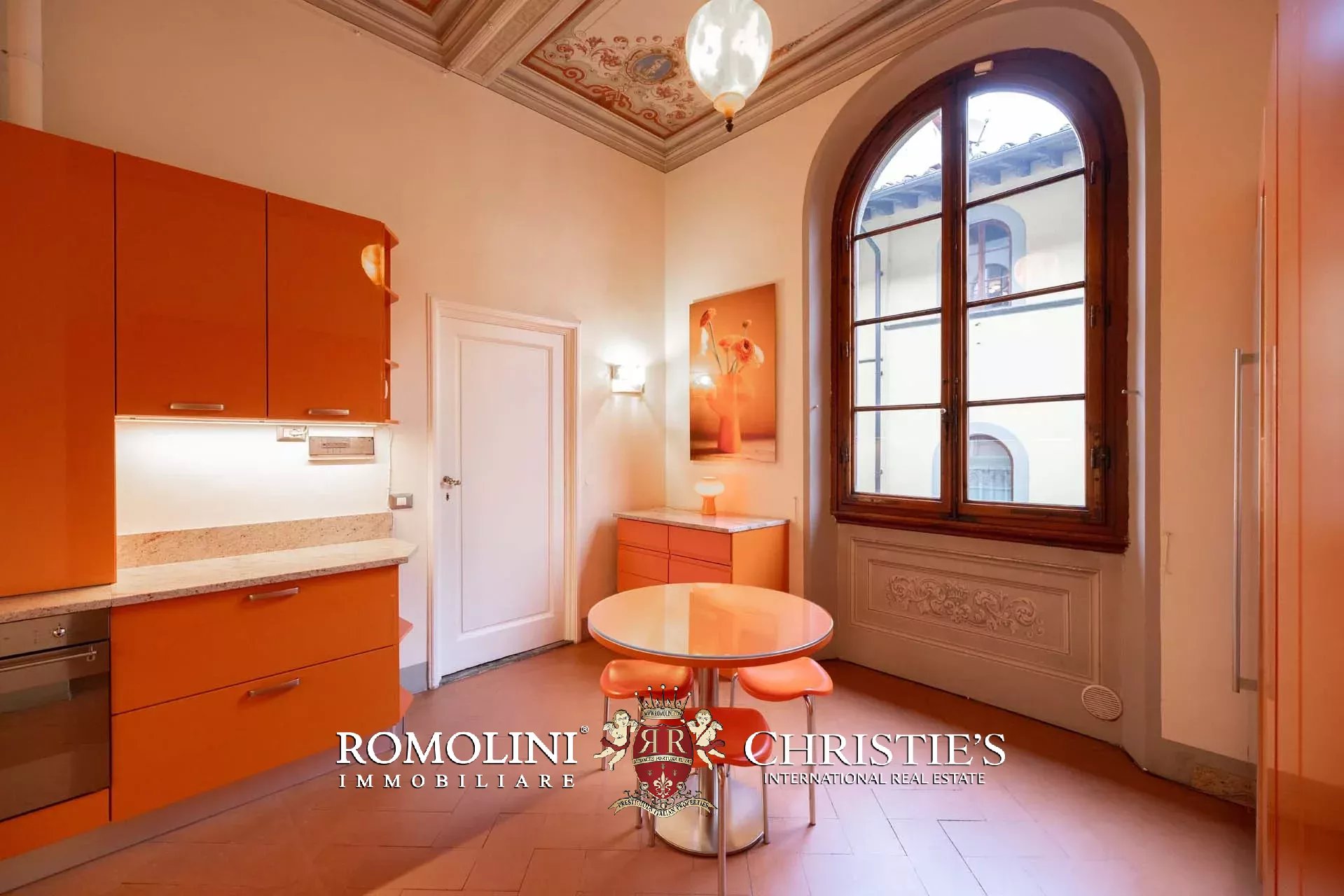 PRACHTVOLLER RESTAURIERTER PALAZZO MIT BLICK AUF DAS HISTORISCHE ZENTRUM VON FLORENZ ZU VERKAUFEN