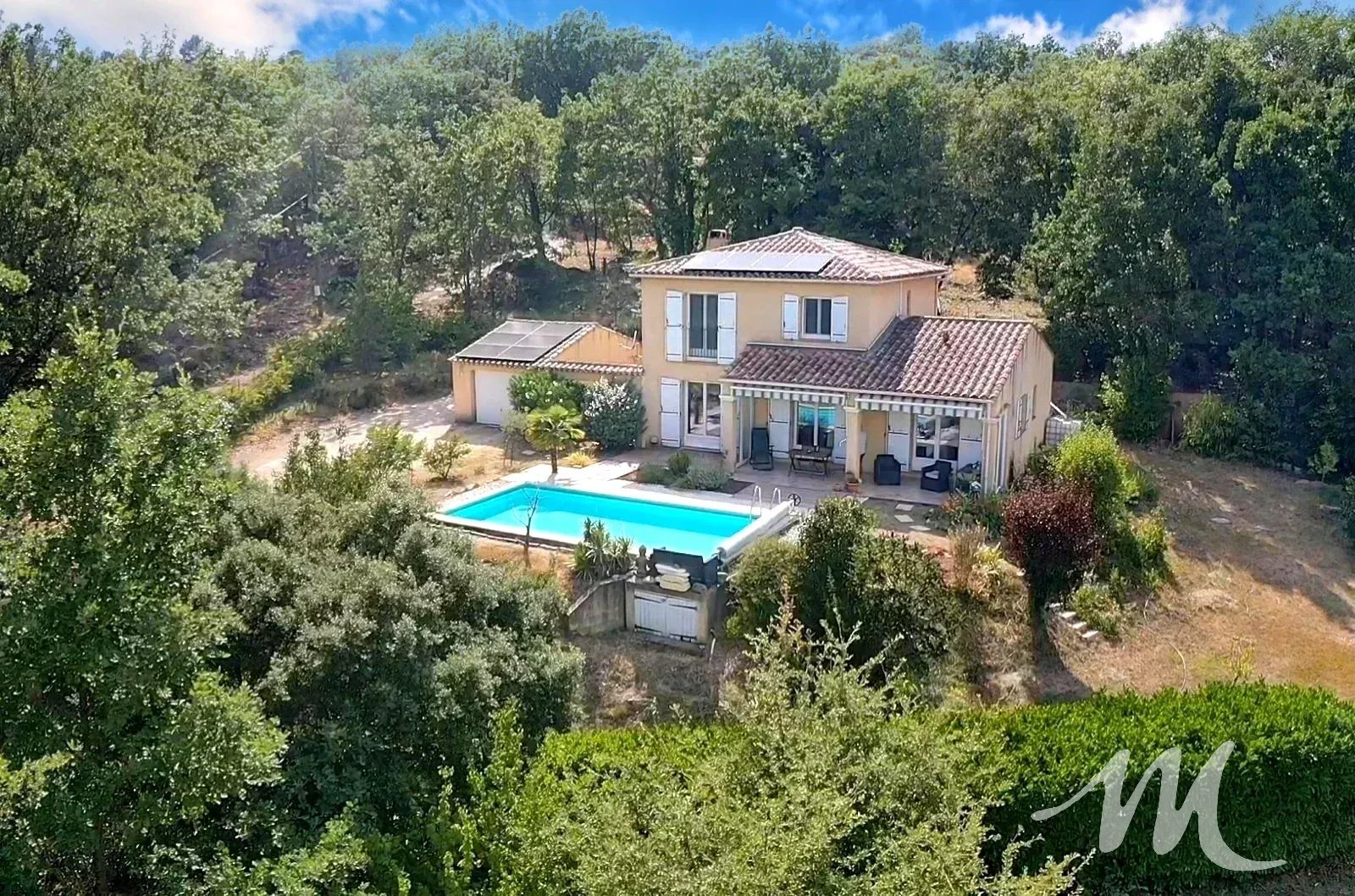 Belle maison  à Montmeyan, avec piscine, garage et 4 chambres!