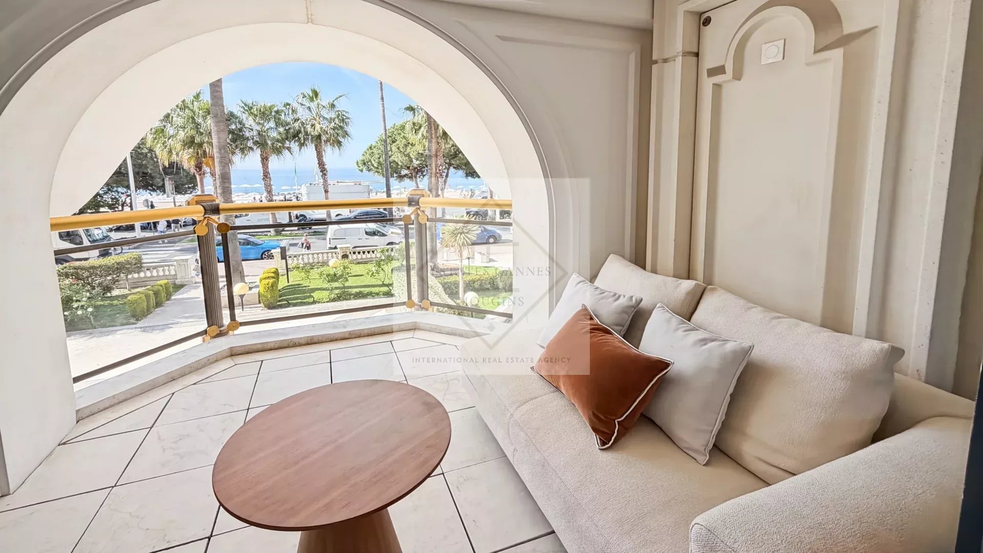 Cannes – Croisette : Appartement d’exception dans résidence historique avec vue mer panoramique — photo 38