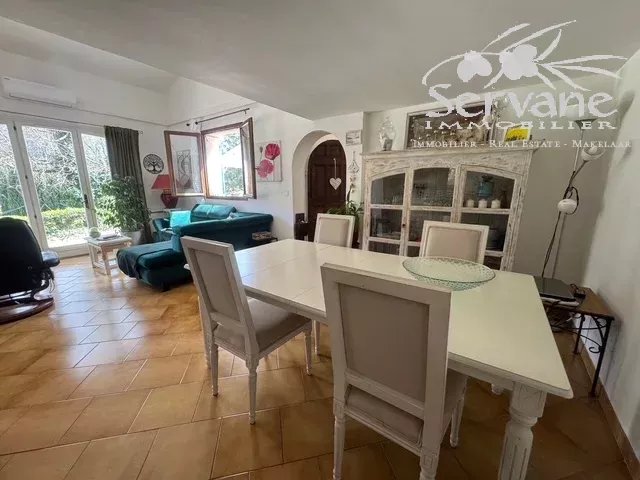 SALERNES Property with strong rental potential: 3 houses and a separate apartment