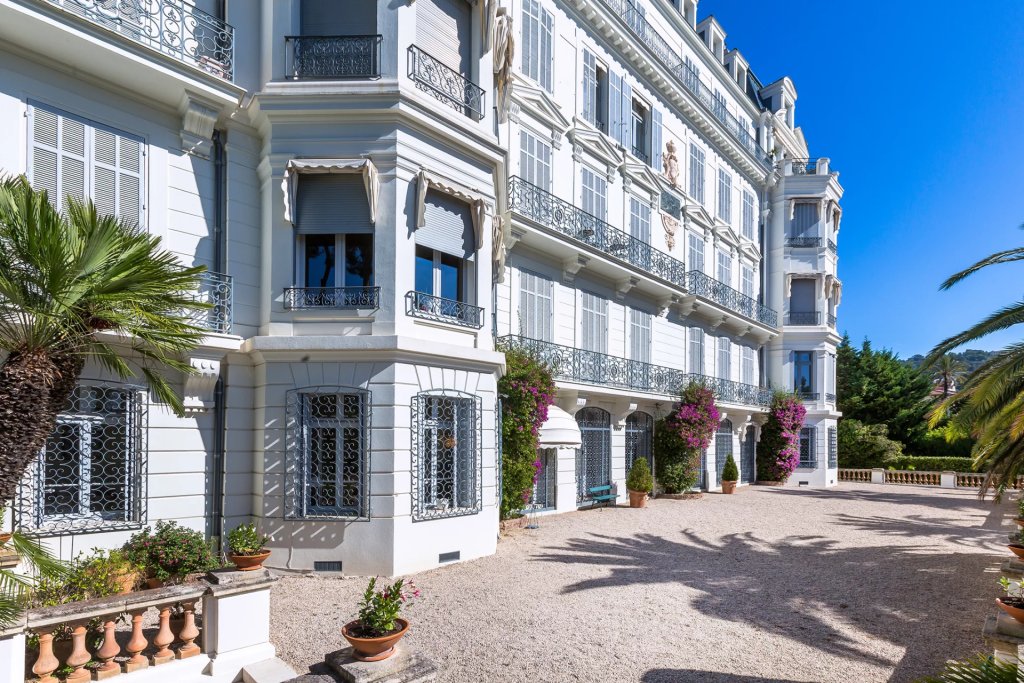 Apartment for sale in Cannes — Luxury 4-Bedroom Family Estate Apartment in Cannes City Center
