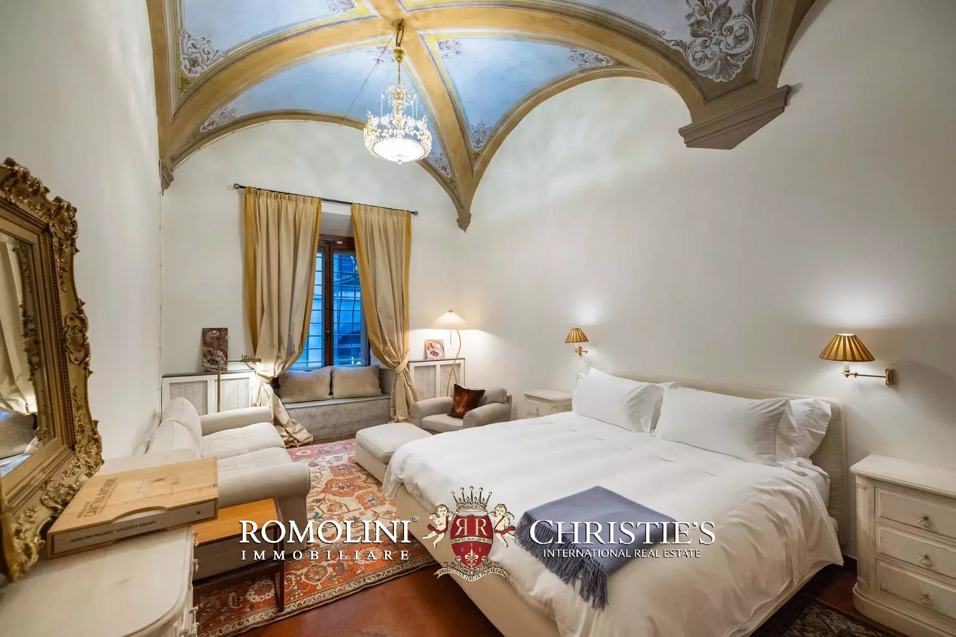 PRACHTVOLLER RESTAURIERTER PALAZZO MIT BLICK AUF DAS HISTORISCHE ZENTRUM VON FLORENZ ZU VERKAUFEN