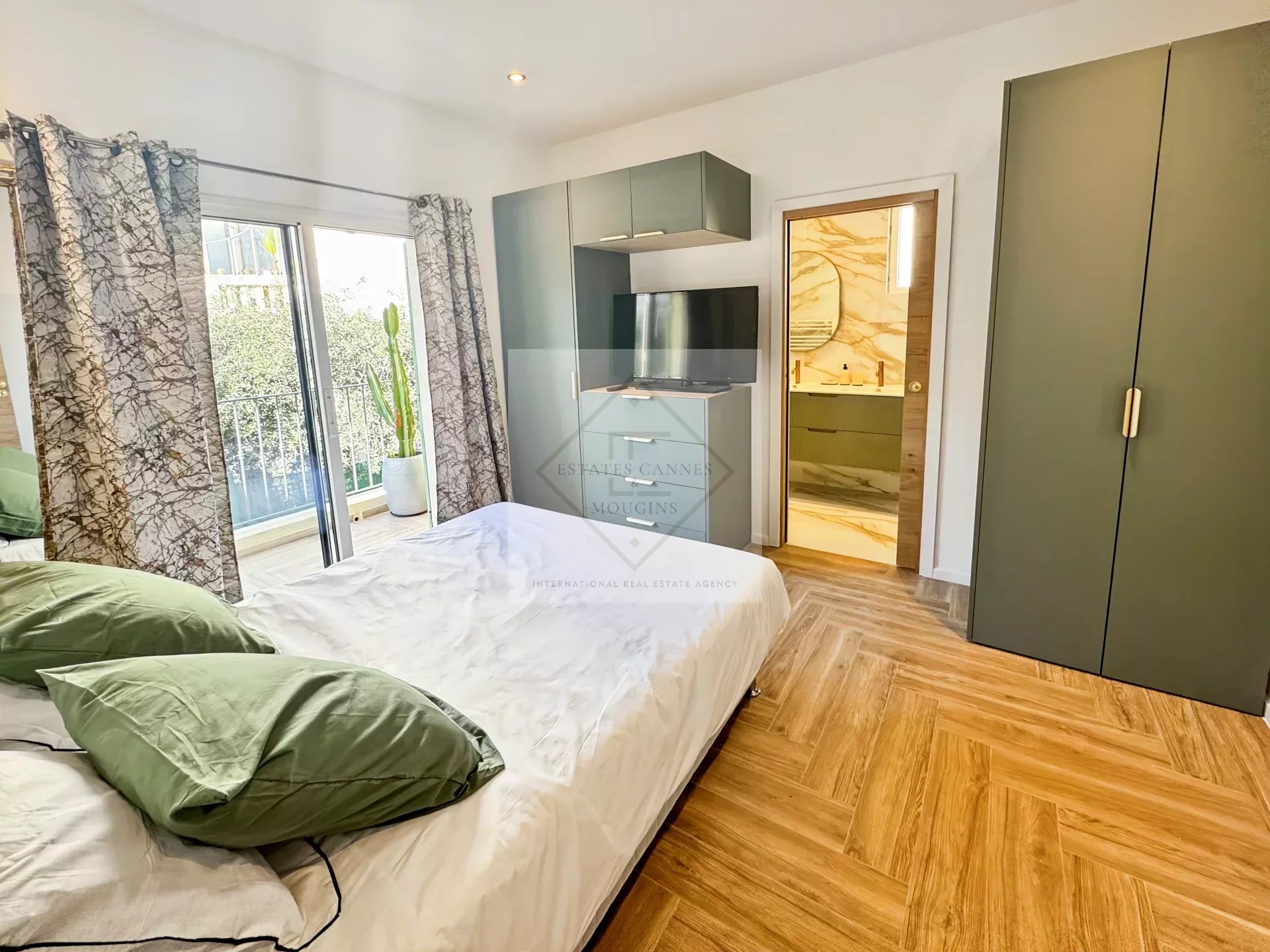 For  RENT : Charming Townhouse in the Heart of Cannes! — фото 3
