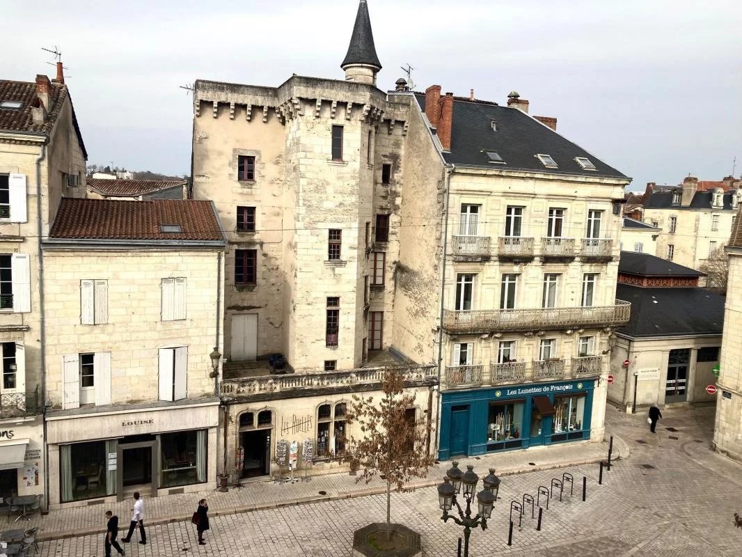T3/ PLACE ANCIEN HOTEL DE VILLE